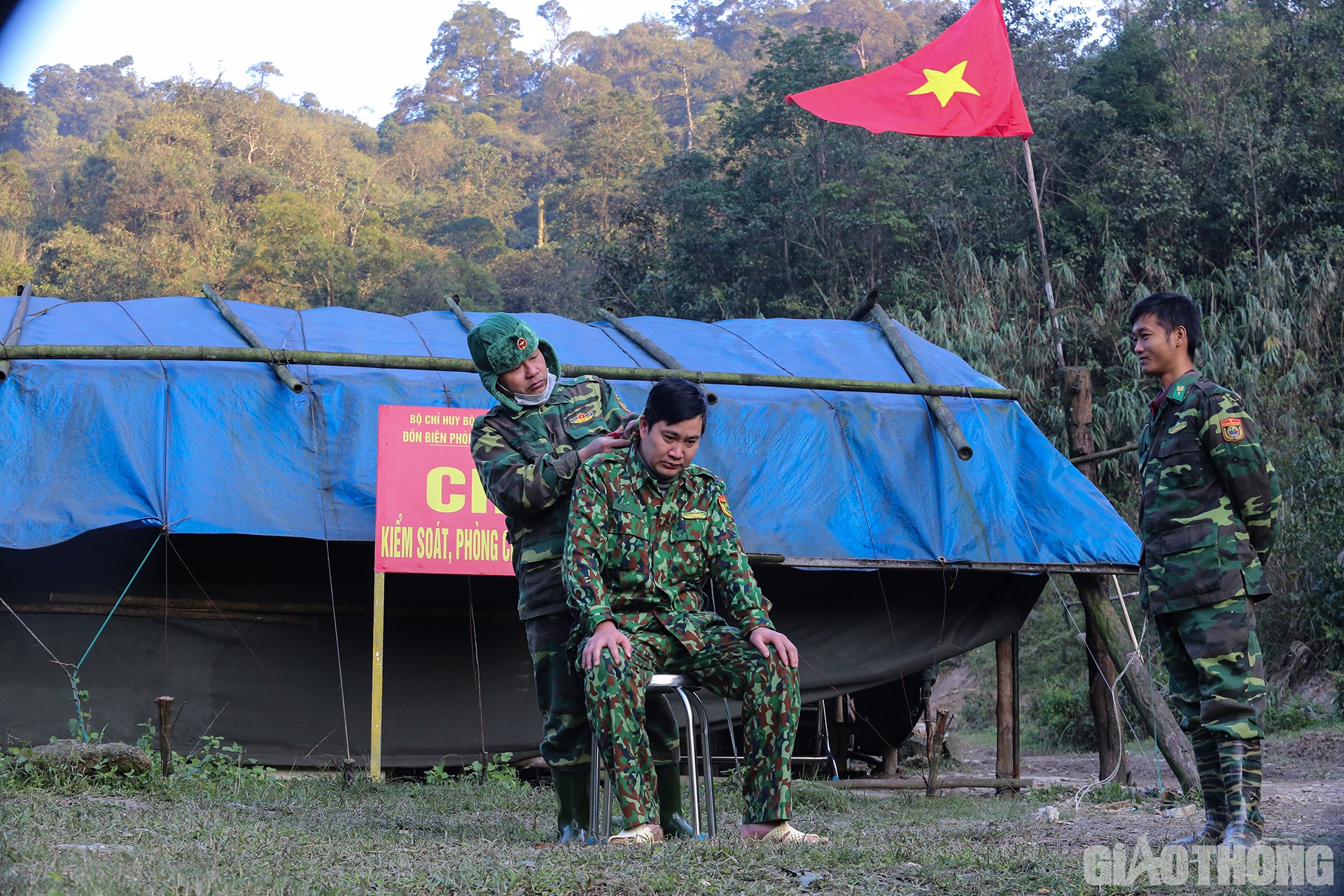 Sau nhiều ng&agrave;y mưa dầm dề v&agrave; r&eacute;t hại, tranh thủ h&ocirc;m nay c&oacute; nắng ấm, Đại &uacute;y Nguyễn Hải Lộc, Trưởng chốt Dương đ&atilde; nhờ đồng đội cắt t&oacute;c.