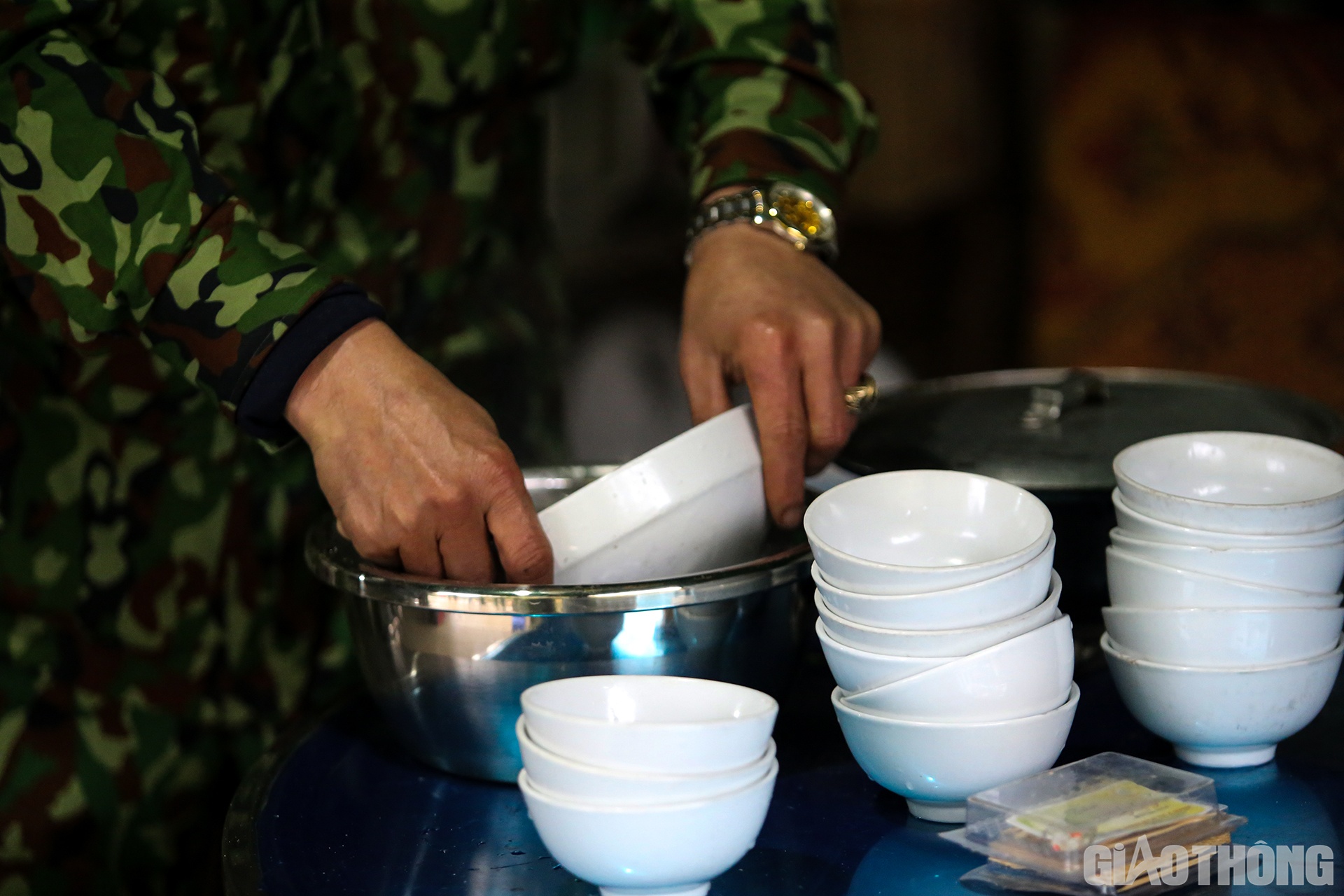 Bữa ăn s&aacute;ng nhanh ch&oacute;ng được chuẩn bị. Để đảm bảo vệ sinh, b&aacute;t đũa được rửa lại qua nước s&ocirc;i một lần nữa.