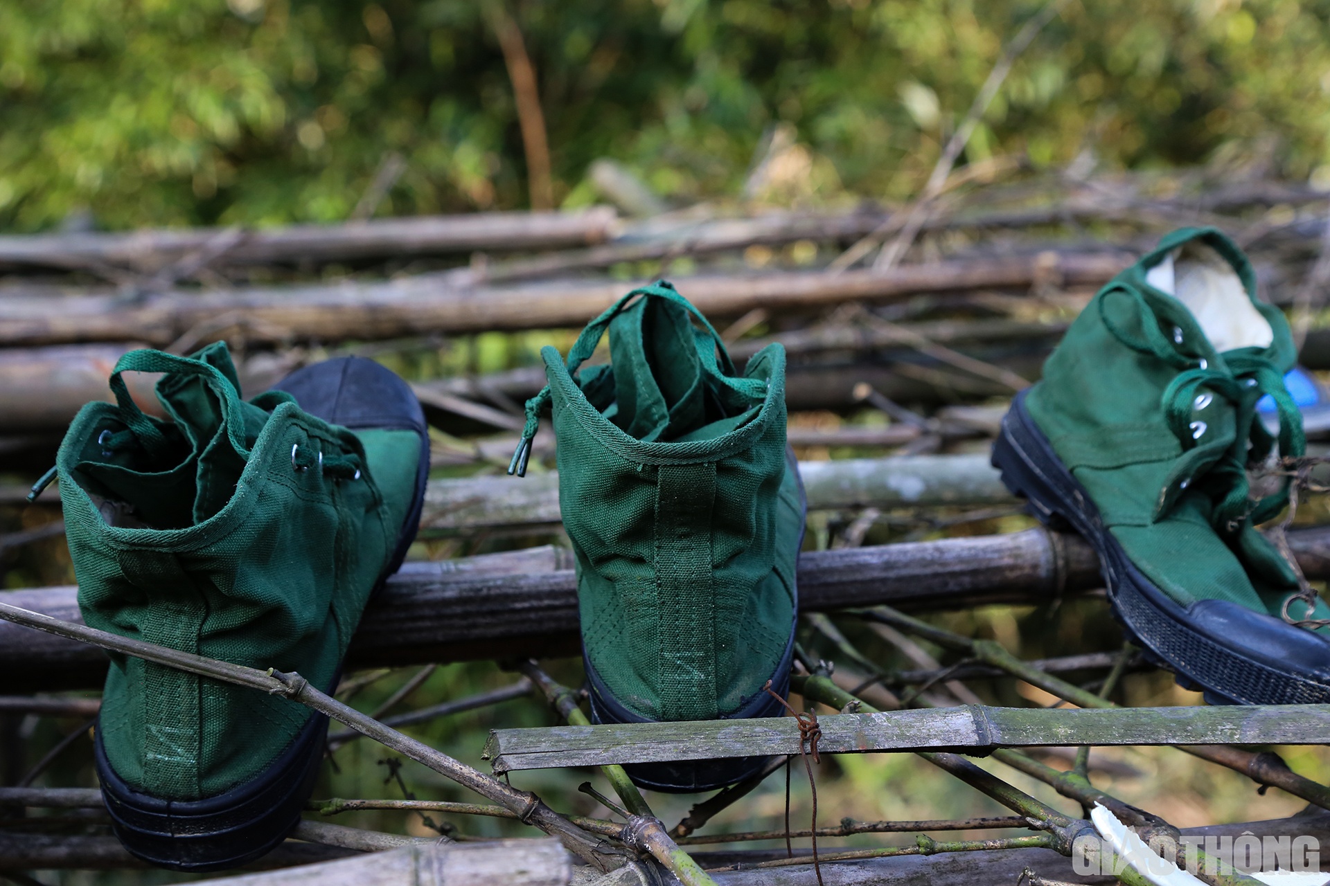 V&igrave; trước đ&oacute; c&oacute; mưa li&ecirc;n tiếp nhiều ng&agrave;y n&ecirc;n gi&agrave;y của c&aacute;n bộ chiến sĩ đều ướt sũng, h&ocirc;m nay c&oacute; nắng mới được đem ra phơi ngo&agrave;i hi&ecirc;n.