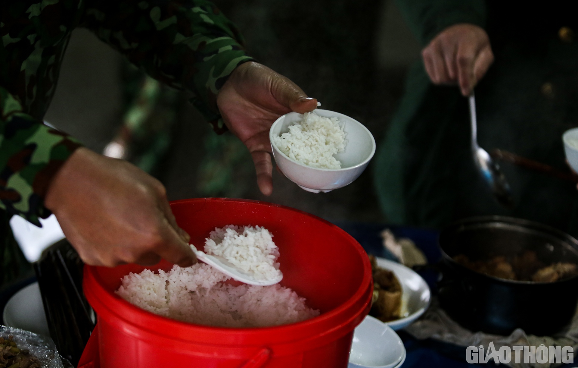 Bữa s&aacute;ng nhanh ch&oacute;ng được đưa l&ecirc;n b&agrave;n: c&oacute; cơm, thịt lợn kho, c&aacute; v&agrave; canh....