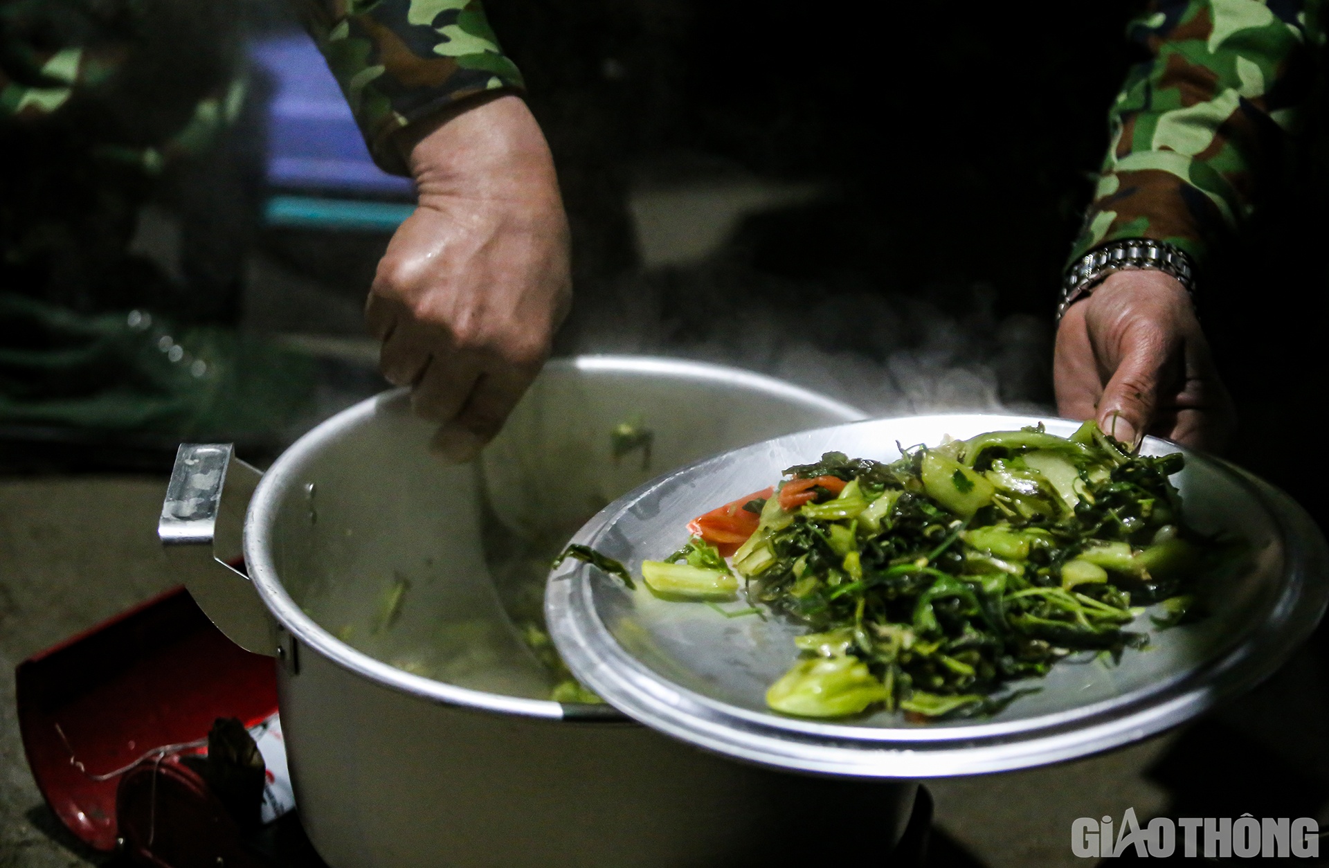 D&ugrave; chỉ l&agrave; m&oacute;n "c&acirc;y nh&agrave; l&aacute; vườn" nhưng nh&igrave;n đĩa dưa n&oacute;ng hổi do ch&iacute;nh c&aacute;n bộ, chiến sĩ của chốt tự tay muối v&agrave; tự tay v&agrave;o bếp nấu khiến ch&uacute;ng t&ocirc;i cảm thấy ấm c&uacute;ng.