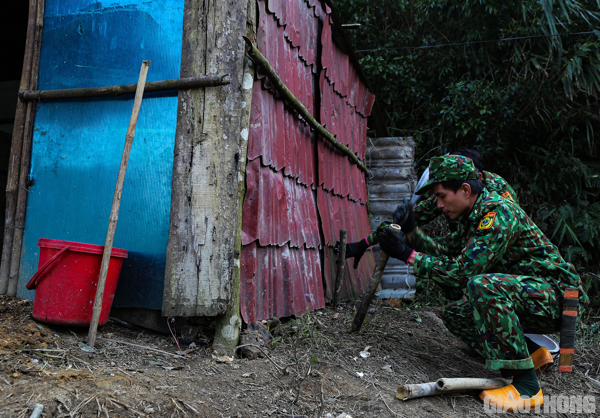 Chốt &Acirc;m nằm ngay vị tr&iacute; kh&aacute; cao v&agrave; rất lộng gi&oacute;, kể từ khi th&agrave;nh lập cho đến nay (th&aacute;ng 3/2020), nhiều lần mưa b&atilde;o, gi&oacute; thổi g&acirc;y hư hỏng n&ecirc;n c&aacute;n bộ chiến sĩ phải thường xuy&ecirc;n gia cố.