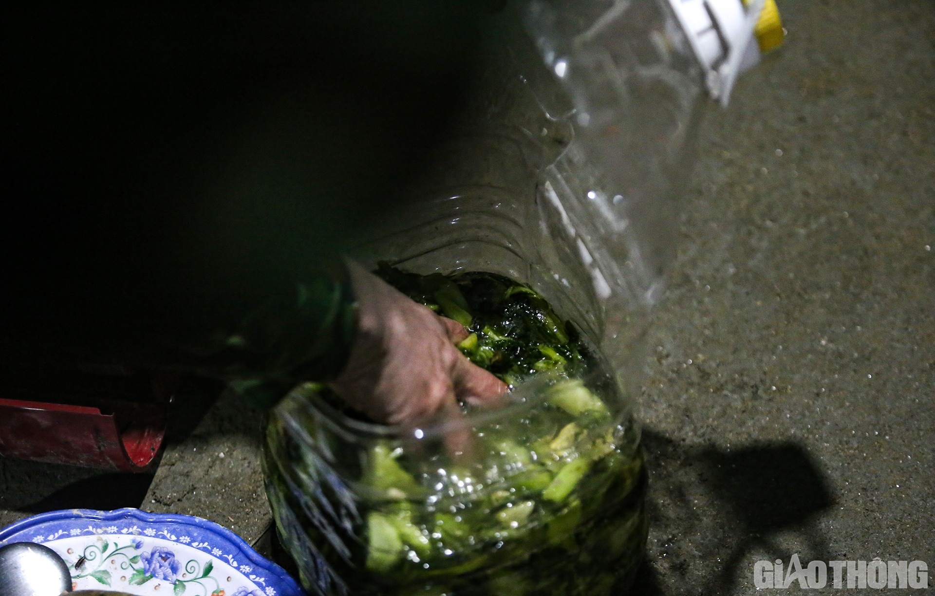 Dưa n&agrave;y được h&aacute;i từ cải trong vườn tăng gia ở chốt v&agrave; cũng do ch&iacute;nh c&aacute;c c&aacute;n bộ, chiến sĩ trong chốt tự tay muối.