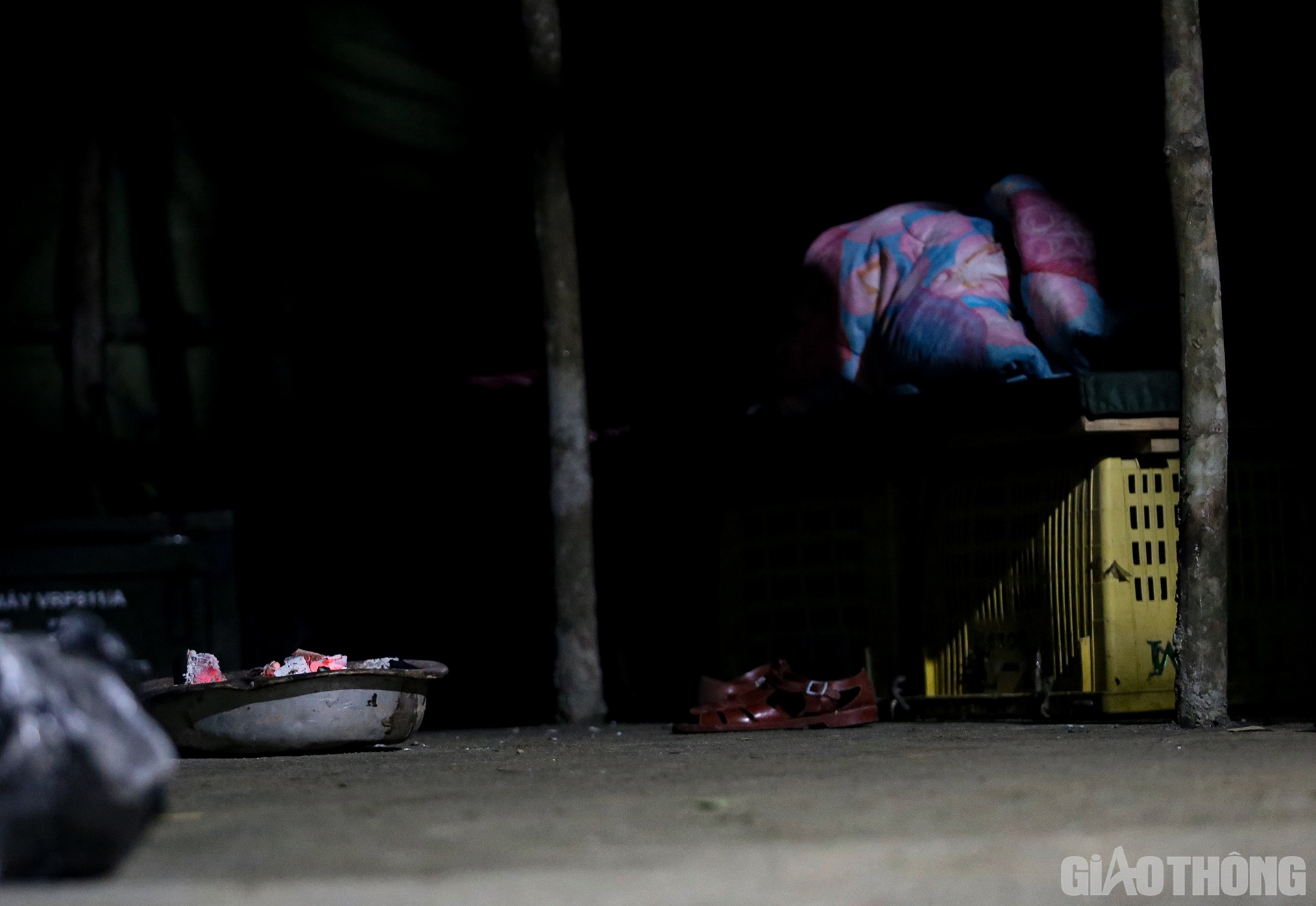 Sau khi ăn uống v&agrave; nghỉ ngơi, những c&aacute;n bộ chiến sĩ đến ca đi tuần l&ecirc;n đường, những người c&ograve;n lại nhanh ch&oacute;ng l&ecirc;n giường ngủ để đảm bảo sức khỏe cho ca tuần sau. V&igrave; nhiệt độ ban đ&ecirc;m xuống thấp, chốt lại kh&ocirc;ng k&iacute;n gi&oacute; n&ecirc;n c&aacute;n bộ, chiến sĩ phải bỏ nồi than để sưởi ấm, ngo&agrave;i chăn qu&acirc;n nhu c&ograve;n tăng cường th&ecirc;m chăn b&ocirc;ng.