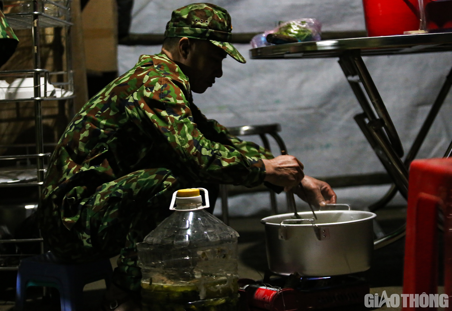 Đ&uacute;ng 18h30, c&aacute;c c&aacute;n bộ, chiến sĩ tuần ca đ&ecirc;m sẽ bắt đầu ăn cơm. H&ocirc;m nay c&oacute; kh&aacute;ch (PV), ngo&agrave;i phần thức ăn lấy về, c&aacute;n bộ chiến sĩ chốt &acirc;m c&ograve;n x&agrave;o th&ecirc;m nồi dưa muối.