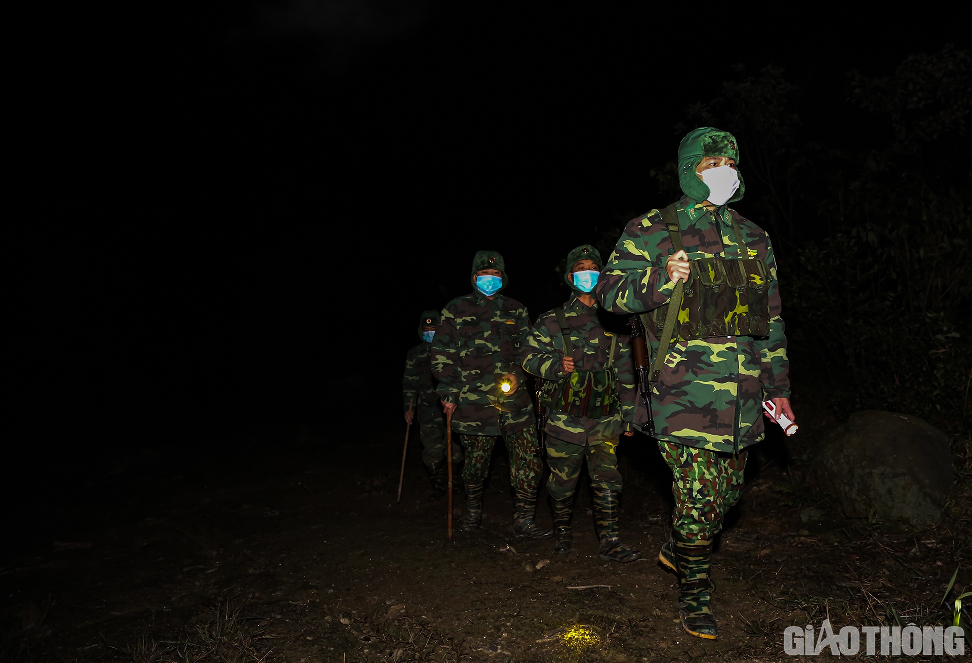 Trong số hơn 40 c&aacute;n bộ, chiến sĩ ở 4 chốt kiểm so&aacute;t v&agrave; ph&ograve;ng chống dịch của Đồn Bi&ecirc;n ph&ograve;ng Cửa khẩu Quốc tế Cầu Treo c&oacute; rất nhiều người đ&atilde; l&ecirc;n l&agrave;m nhiệm vụ n&agrave;y lần 2, lần 3. Nhiều người c&ograve;n rất trẻ, cũng c&oacute; người đ&atilde; lớn tuổi; mỗi người c&oacute; một ho&agrave;n cảnh ri&ecirc;ng.... nhưng c&aacute;c anh chưa đ&ograve;i hỏi g&igrave; cho ri&ecirc;ng m&igrave;nh, tất cả v&igrave; nh&acirc;n d&acirc;n phục vụ.