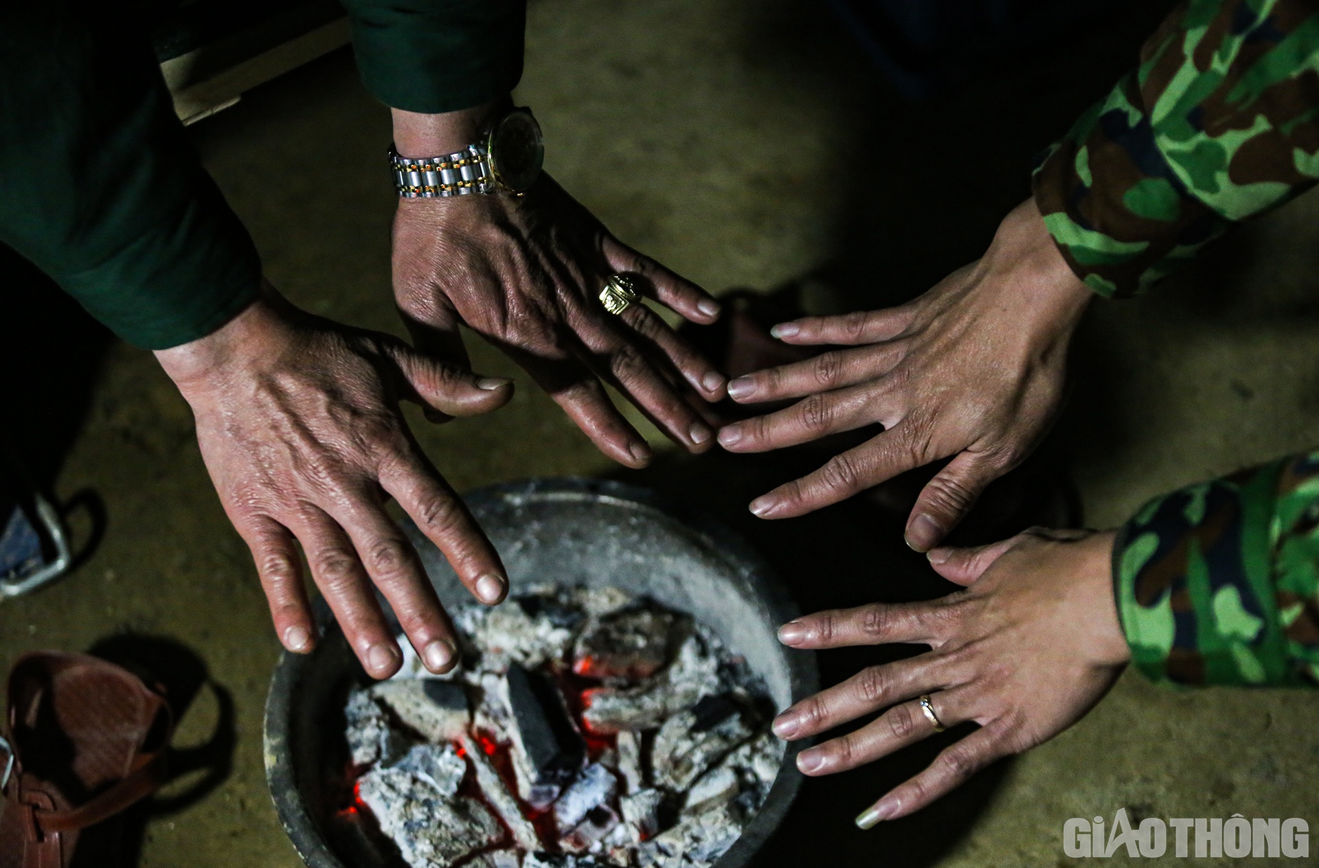 Ngay từ khoảng 4h30' s&aacute;ng, c&aacute;c c&aacute;n bộ, chiến sĩ tr&ecirc;n chốt đ&atilde; thức dậy vệ sinh c&aacute; nh&acirc;n, chuẩn  bị ăn s&aacute;ng để v&agrave;o nhiệm vụ ng&agrave;y mới. Để chống lại c&aacute;i r&eacute;t cắt da cắt thịt, c&aacute;c c&aacute;n bộ chiến sĩ phải đốt l&ograve; than sưởi ấm