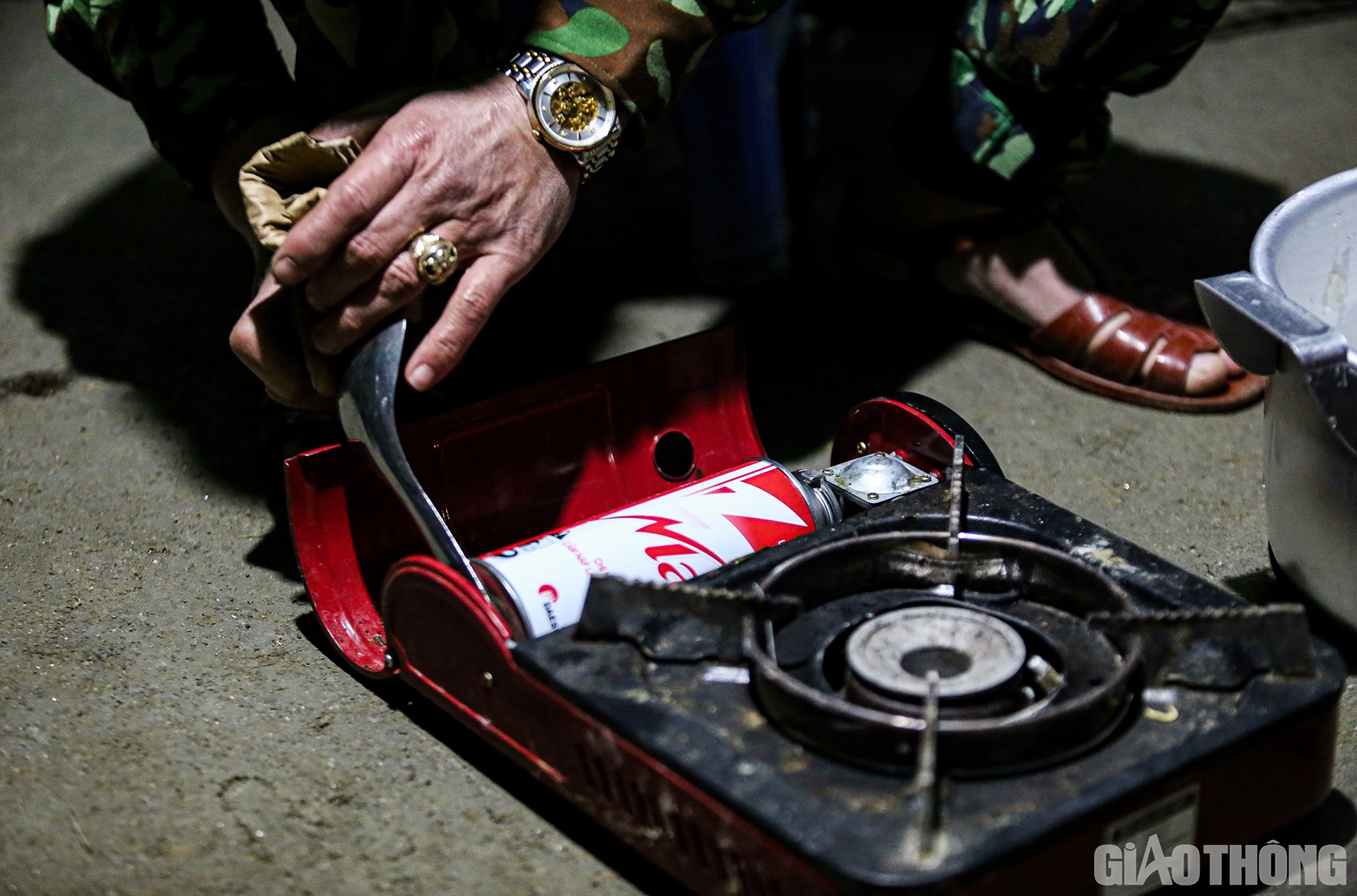 Tuy nhi&ecirc;n, giữa v&ugrave;ng thời tiết khắc nghiệt, dụng cụ thiếu thốn... nhiều l&uacute;c đến c&aacute;i bếp ga mini cũng kh&ocirc;ng chịu nghe lời...