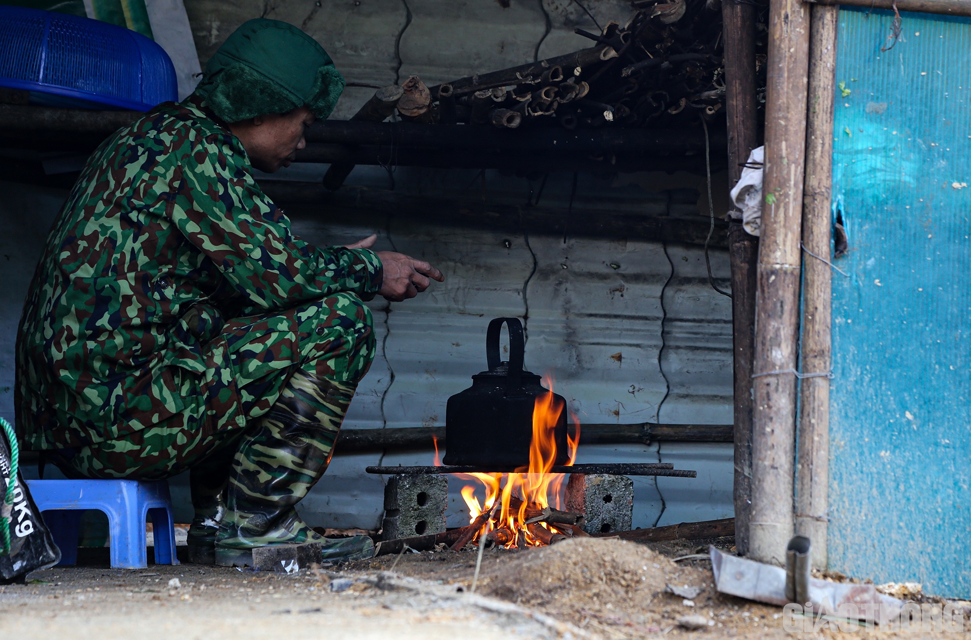 Chiều ng&agrave;y 12/1, ở khu vực Cửa khẩu Quốc tế Cầu Treo c&oacute; nắng nhưng nhiệt độ vẫn kh&aacute; thấp v&agrave; xuống rất nhanh. Đến 16h chiều ng&agrave;y c&ugrave;ng ng&agrave;y, PV đ&atilde; cảm nhận rất r&otilde; n&eacute;t cảm gi&aacute;c gi&aacute;, c&oacute;ng v&agrave; buốt. Cũng ch&iacute;nh thời gian n&agrave;y, c&aacute;c chiến sĩ tr&ecirc;n chốt &Acirc;m đ&atilde; đỏ lửa nấu nước để uống v&agrave; tắm rửa.