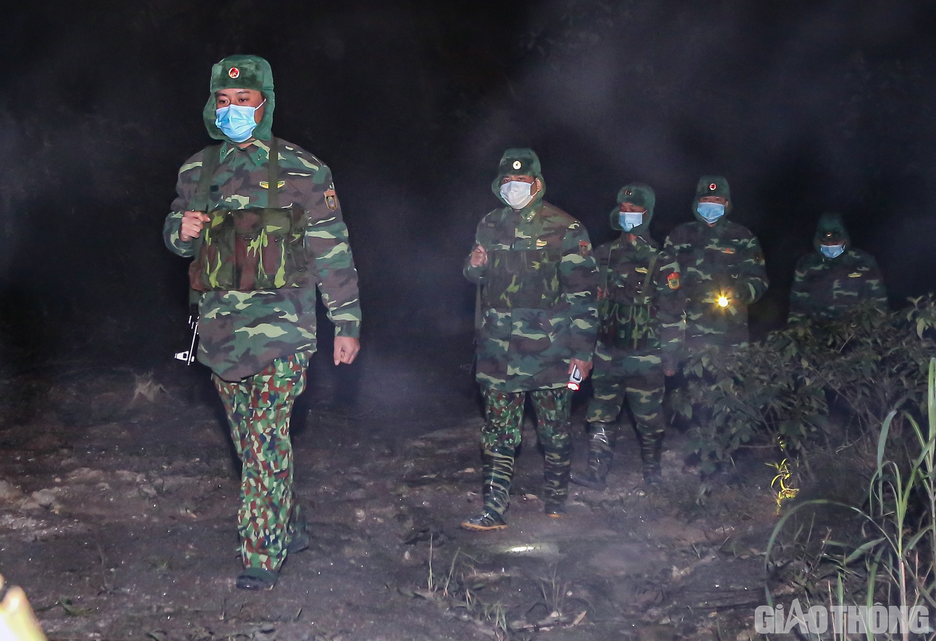 Ở ph&iacute;a chốt Dương, đ&uacute;ng 19h30, c&aacute;n bộ chiến sĩ đến phi&ecirc;n tuần tra cũng l&ecirc;n đường đi tuần.