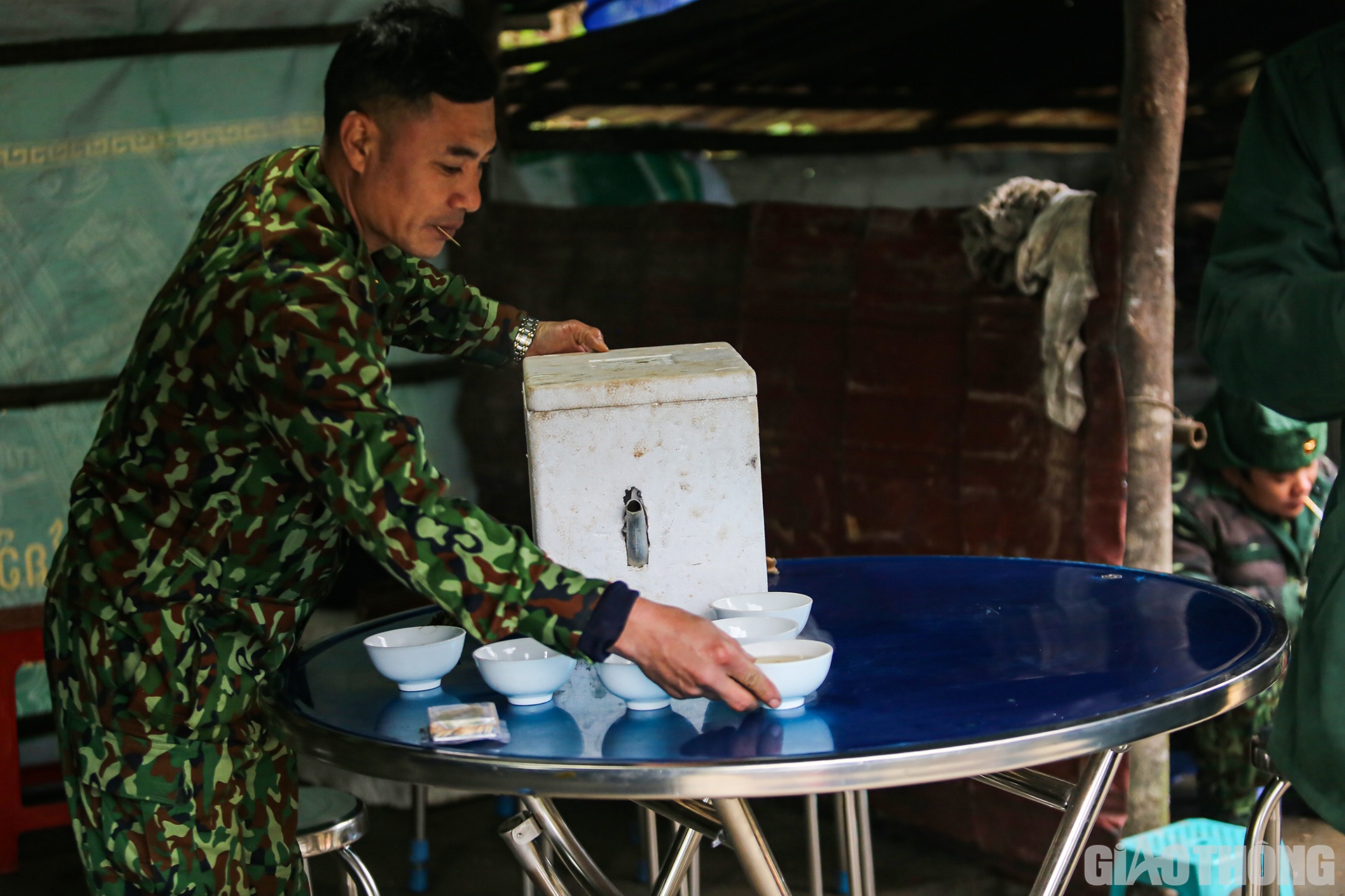 Sau bữa s&aacute;ng, anh em trong chốt tranh thủ vui vầy ph&uacute;t chốc b&ecirc;n ấm nước ch&egrave;; vừa b&agrave;n c&ocirc;ng chuyện vừa động vi&ecirc;n nhau b&aacute;m rừng, b&aacute;m bi&ecirc;n ho&agrave;n th&agrave;nh tốt nhiệm vụ được giao.