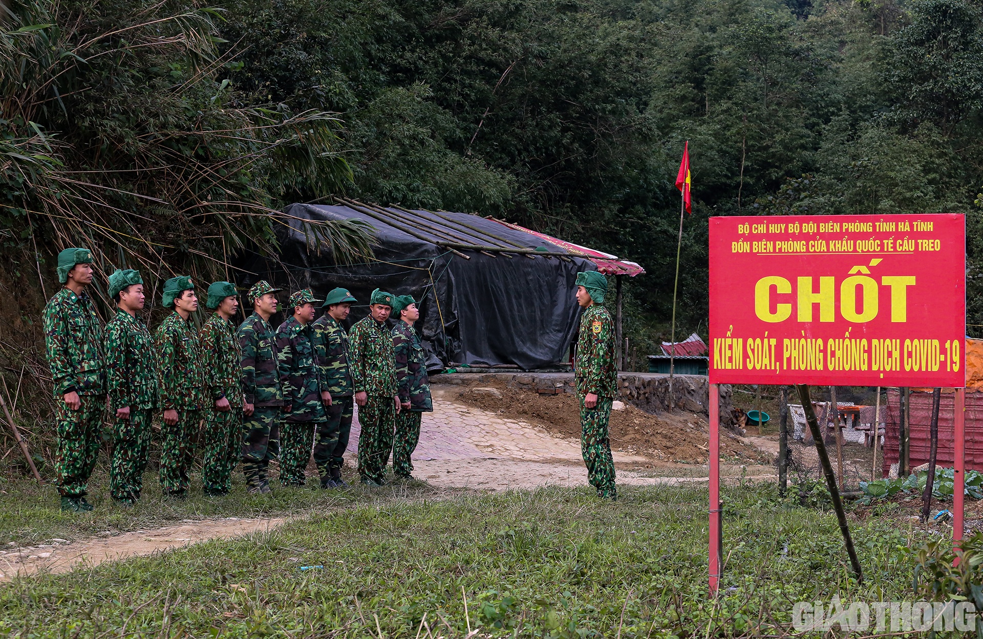 Ở ph&iacute;a taluy &acirc;m QL8A, c&aacute;ch Cửa khẩu Quốc tế Cầu Treo kh&ocirc;ng xa l&agrave; chốt kiểm so&aacute;t, ph&ograve;ng chống dịch Covid-19 thứ 2 của Đồn Bi&ecirc;n ph&ograve;ng Cửa khẩu Quốc tế Cầu Treo (gọi l&agrave; chốt &Acirc;m). Chốt đ&oacute;ng nay "yết hầu" của rất nhiều lối m&ograve;n xuy&ecirc;n qua bi&ecirc;n giới Việt - L&agrave;o