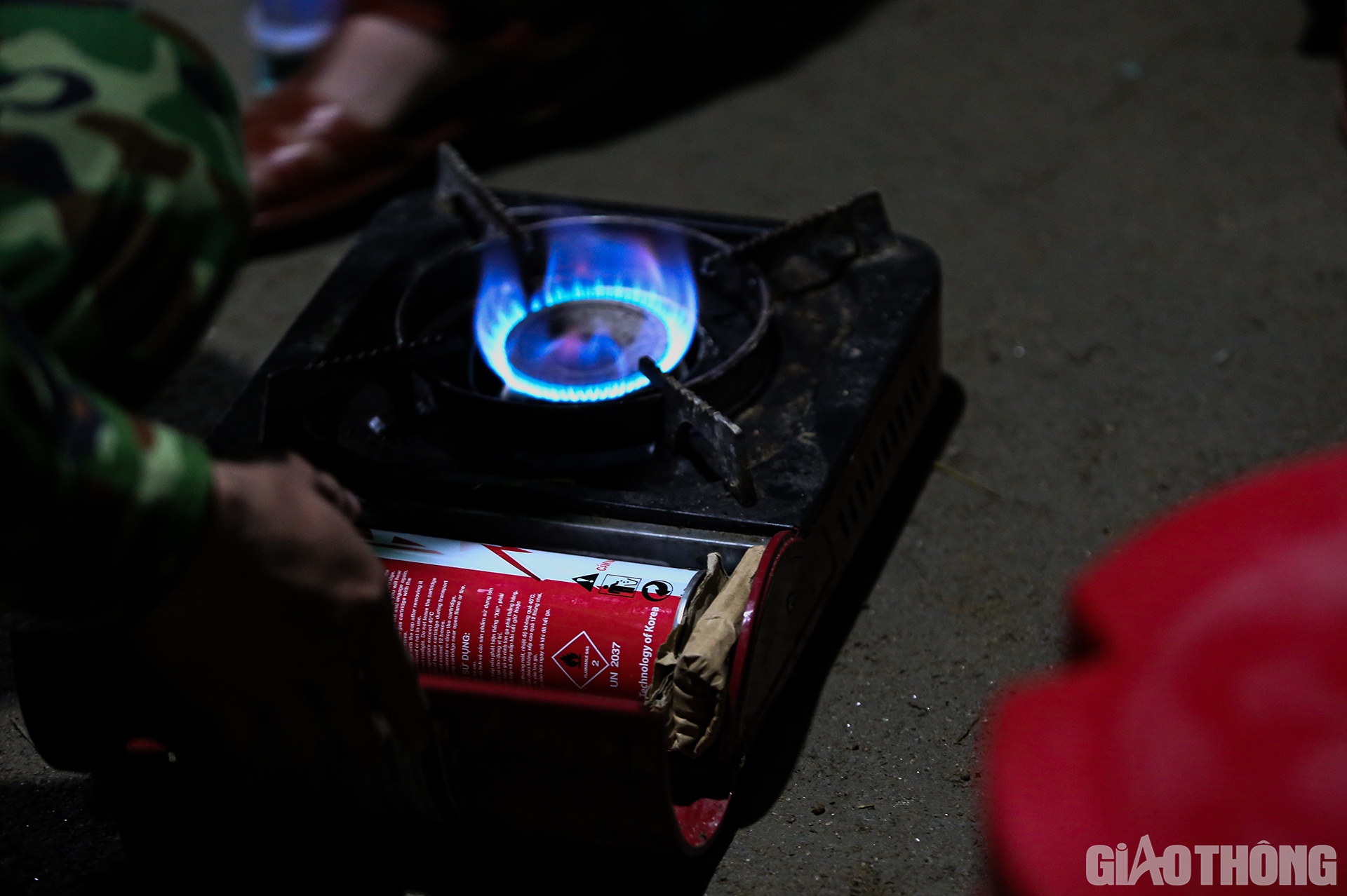 L&uacute;c ấy, người l&iacute;nh nơi bi&ecirc;n cương lại trở th&agrave;nh những người thợ sửa bếp ga bất đắc dĩ.