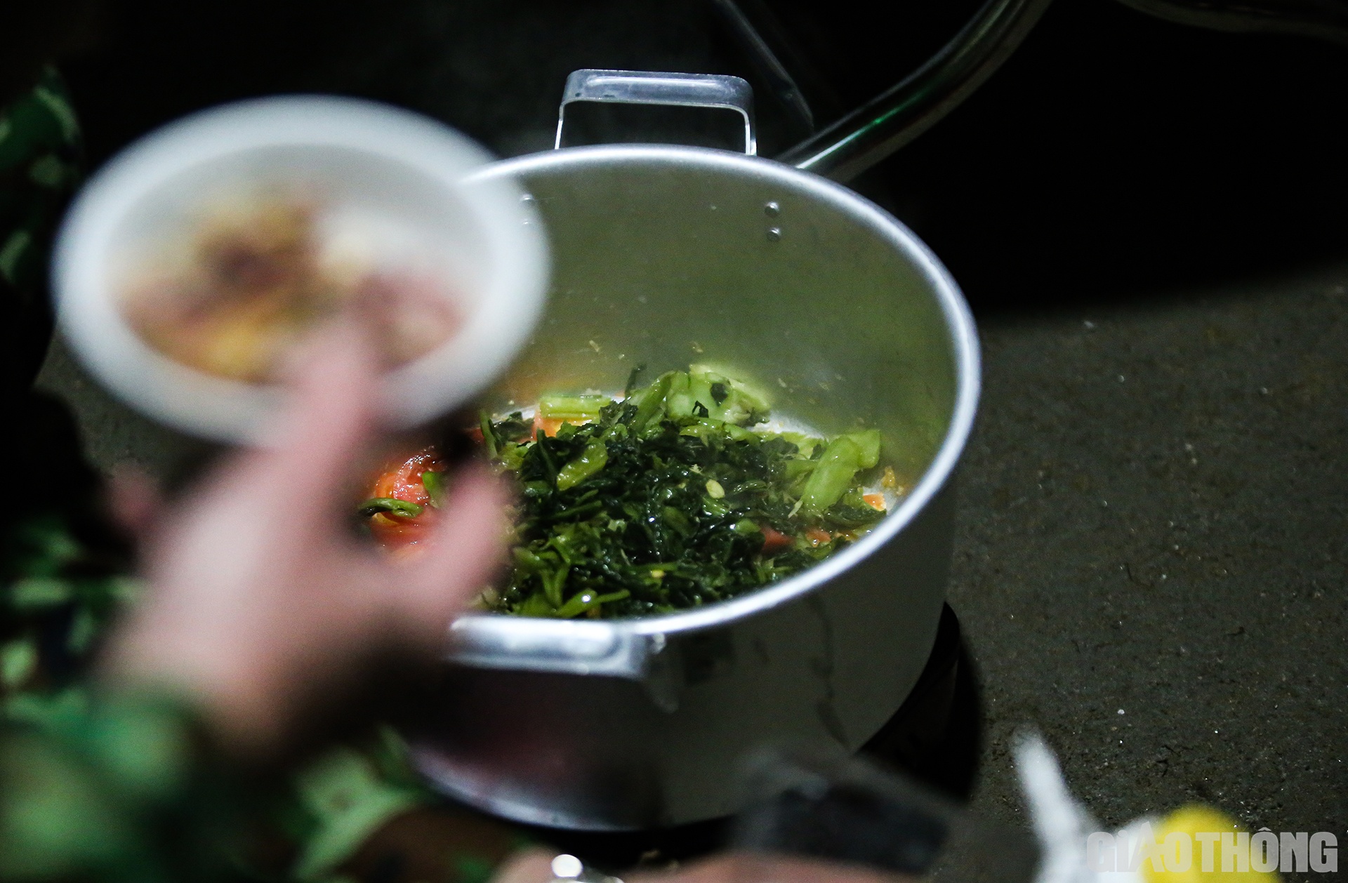 Một số thức ăn c&ograve;n thừa tối qua được h&acirc;m n&oacute;ng lại.