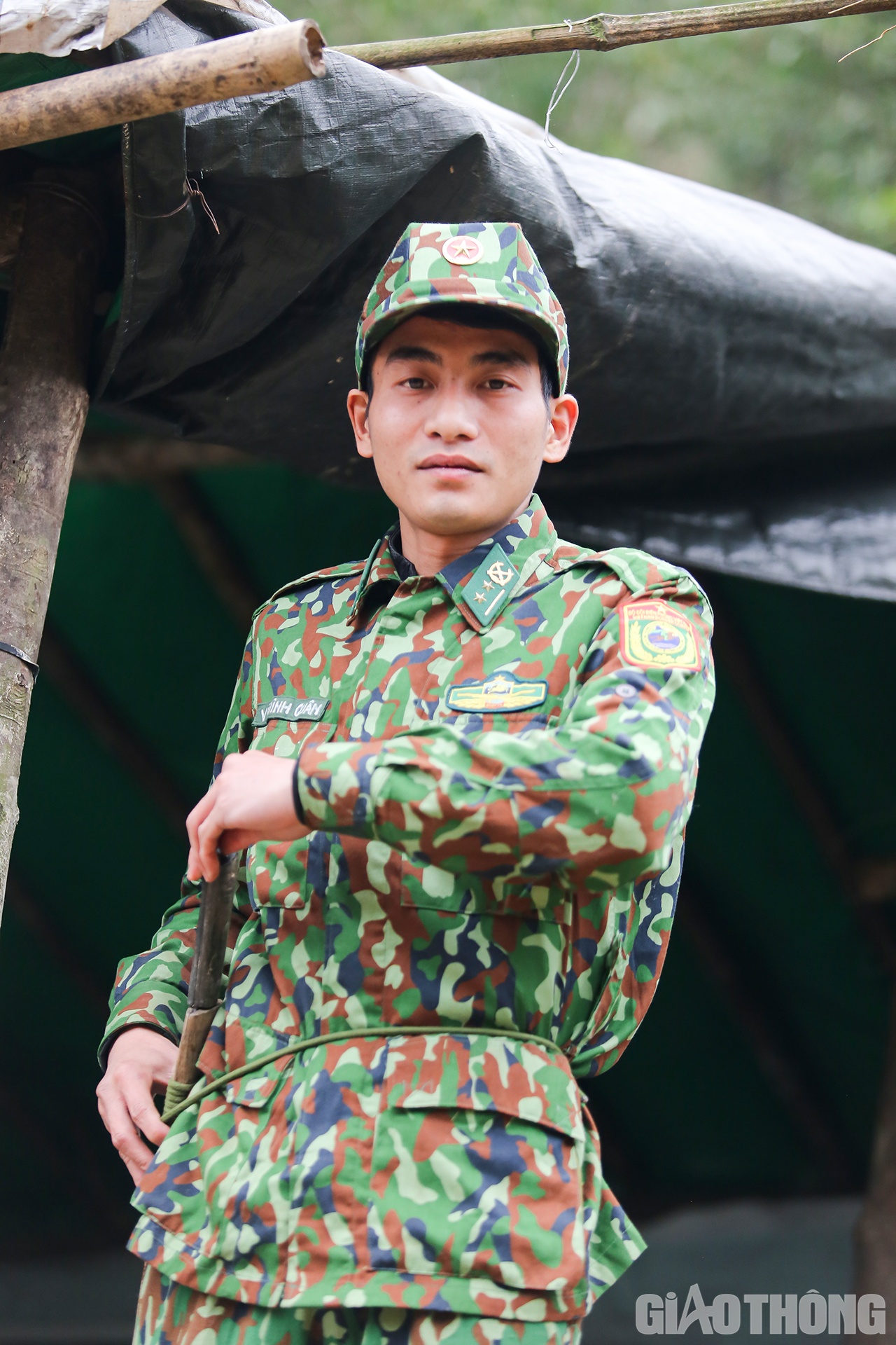 Chốt trưởng chốt &Acirc;m, Thượng &uacute;y V&otilde; Đ&igrave;nh Qu&acirc;n l&agrave; người rời b&agrave;n nước đầu ti&ecirc;n, anh tranh thủ chuẩn bị dao đi rừng v&agrave; c&aacute;c đồ đạc cần thiết cho buổi đi tuần đầu ti&ecirc;n trong s&aacute;ng 13/1