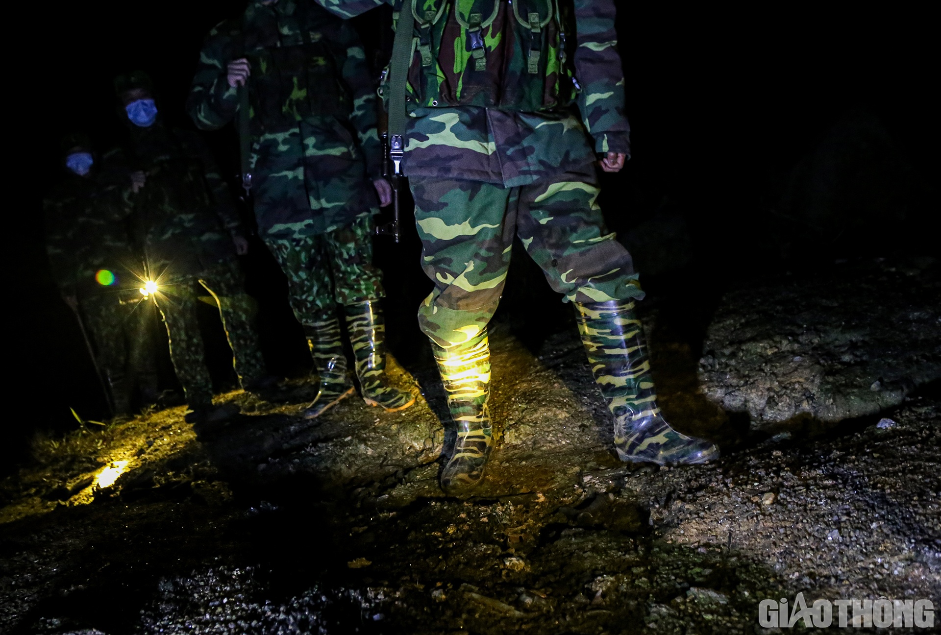 D&ugrave; dốc cao, d&ugrave; vực thẳm, d&ugrave; khe suối... cũng kh&ocirc;ng l&agrave;m ch&ugrave;n bước ch&acirc;n c&aacute;c anh đi.