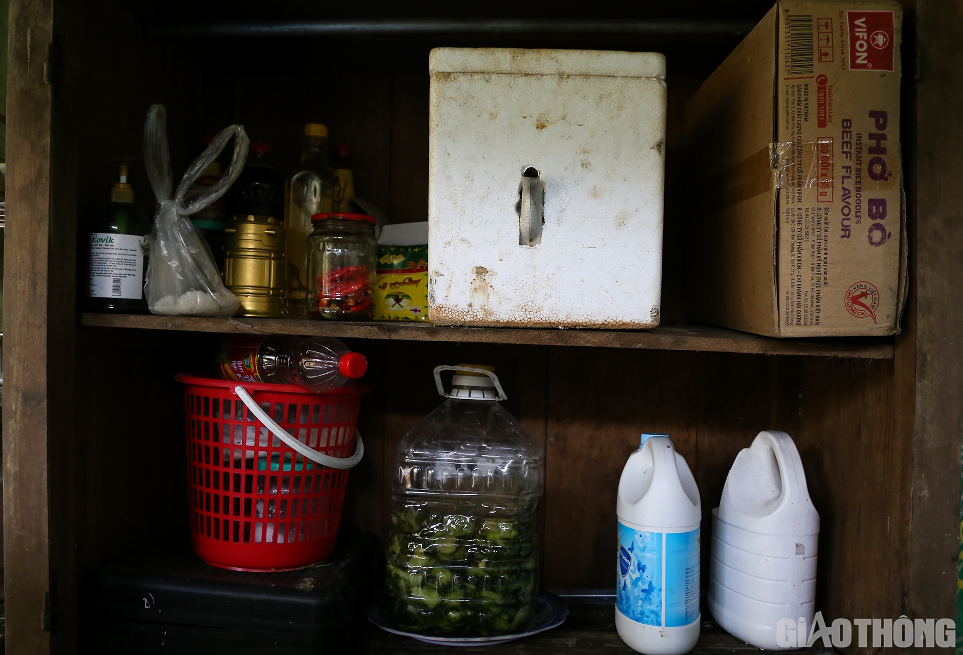 Để đảm bảo qu&acirc;n số cho việc kiểm so&aacute;t v&agrave; ph&ograve;ng chống dịch, chốt &acirc;m kh&ocirc;ng trực tiếp nấu ăn m&agrave; cắt cử người đi về Trạm ở ngay cửa khấu để lấy cơm v&agrave; thức ăn. Tuy nhi&ecirc;n, để anh em l&oacute;t bụng bữa phụ, c&aacute;n bộ chiến sĩ c&ograve;n mua th&ecirc;m m&igrave;, muối th&ecirc;m dưa, c&oacute; đủ dầu, mắm, muối... v&agrave; mọi thứ đều được sắp xếp gọn g&agrave;ng, ngăn nắp