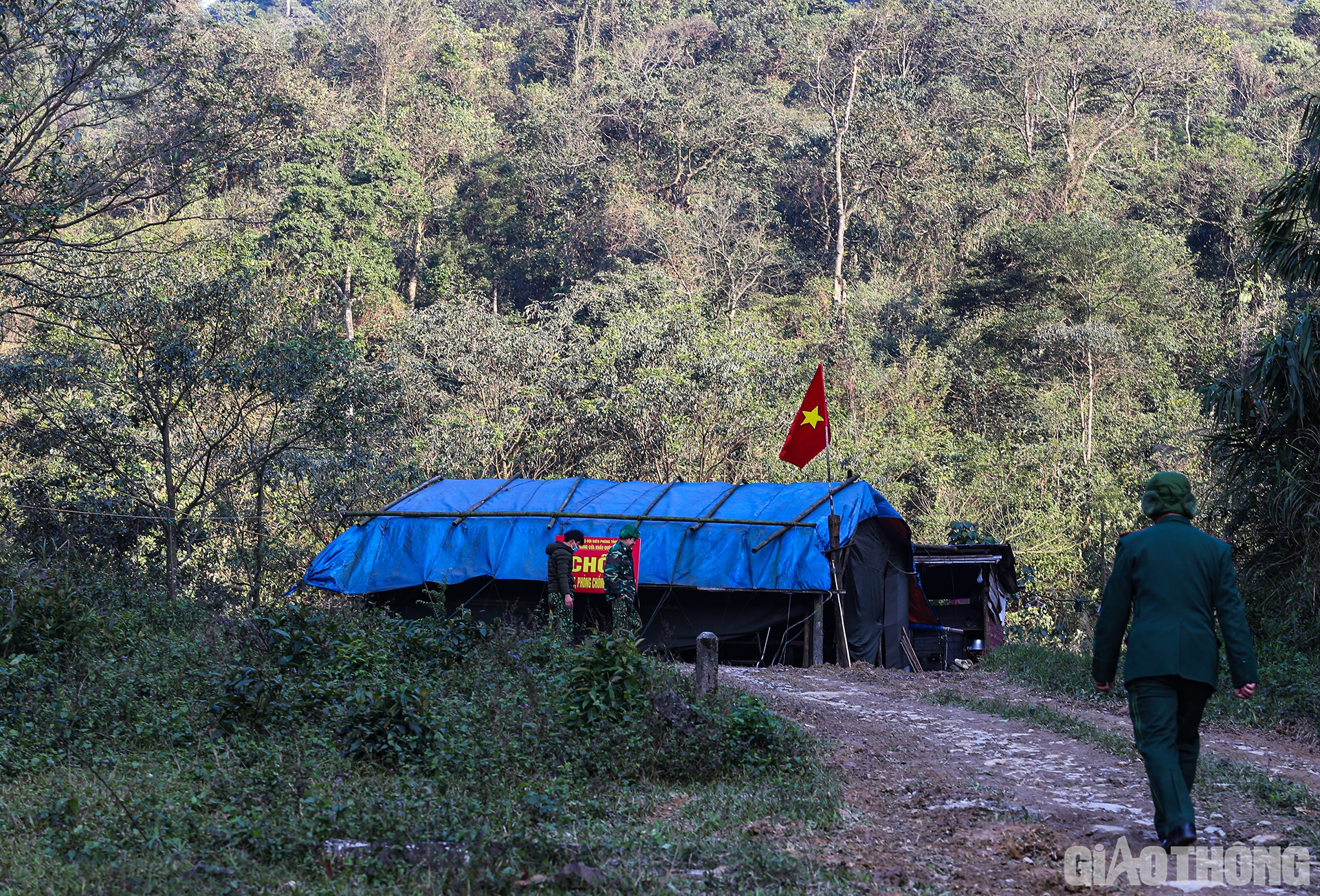 Được sự cho ph&eacute;p của Thượng t&aacute; V&otilde; Tiến Nghị, Chỉ huy trưởng Bộ Chỉ huy BĐBP H&agrave; Tĩnh v&agrave; sau khi lặn lội hơn 100km, chiều ng&agrave;y 12/1/2021, PV B&aacute;o Giao th&ocirc;ng đ&atilde; c&oacute; mặt tại chốt Dương (gọi theo taluy dương QL8A) &ndash; một trong 4 chốt kiểm so&aacute;t, ph&ograve;ng chống dịch Covid-19 của Đồn Bi&ecirc;n ph&ograve;ng Cửa khẩu Quốc tế Cầu treo, Bộ đội Bi&ecirc;n ph&ograve;ng H&agrave; Tĩnh