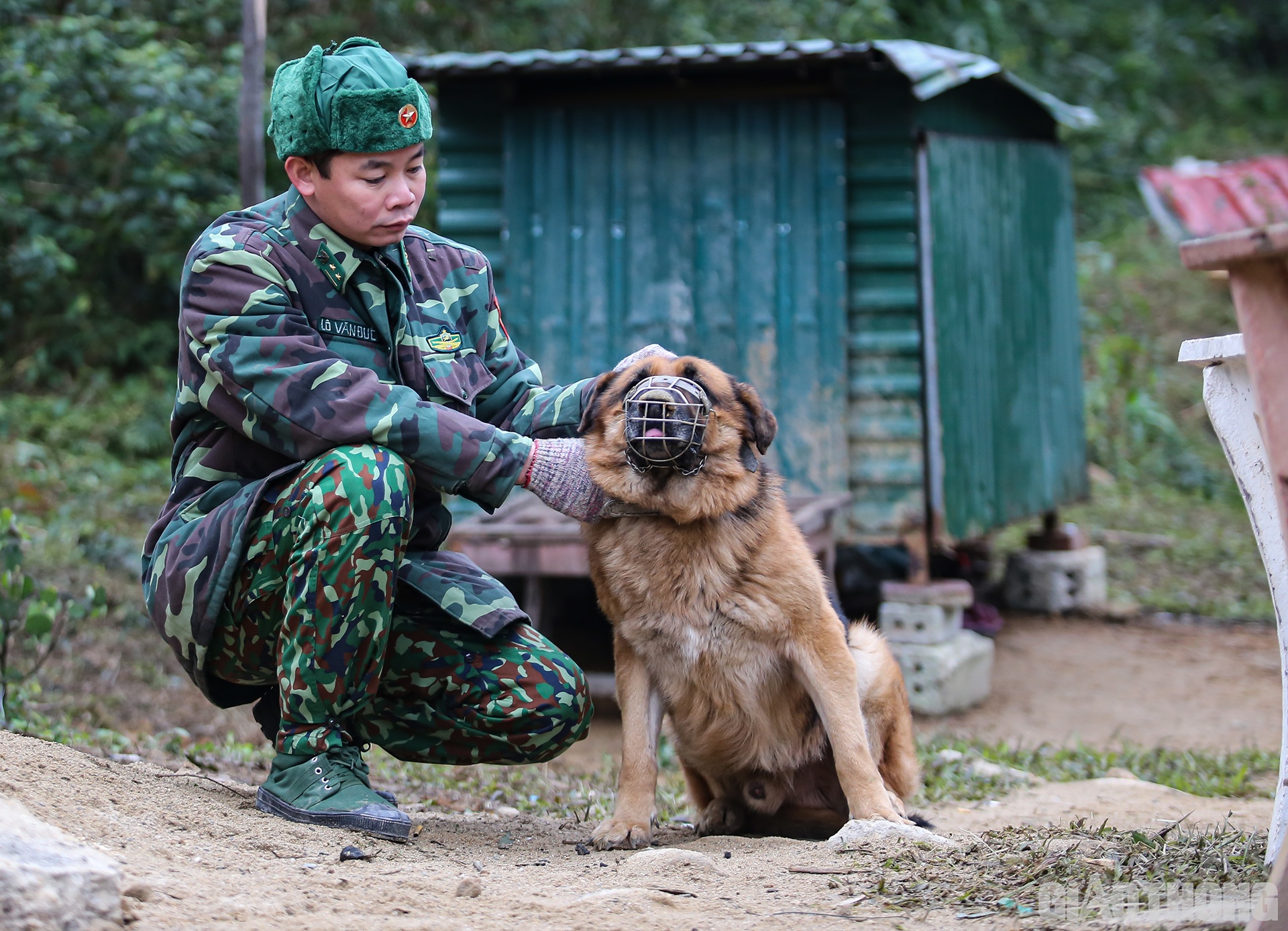 Trong khi đ&oacute;, Thượng &uacute;y L&ocirc; Văn Đức th&igrave; tranh thủ &acirc;u yếm, động vi&ecirc;n một "đồng đội" đặc biệt sẽ c&ugrave;ng m&igrave;nh đi tuần