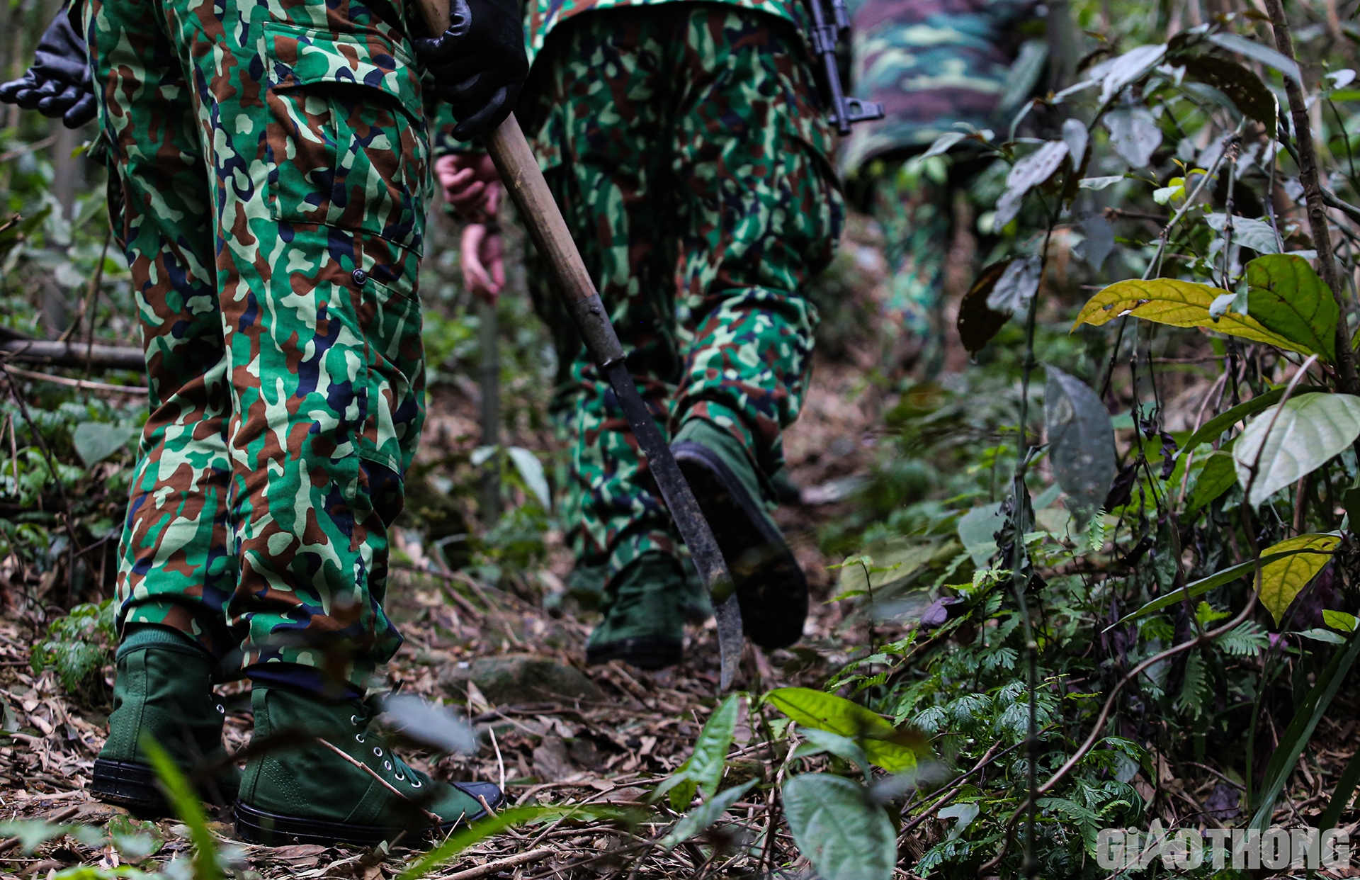 Để đi lại thuận tiện, c&aacute;n bộ, chiến sĩ bi&ecirc;n ph&ograve;ng phải mang theo cả dao đi rừng ph&aacute;t c&acirc;y