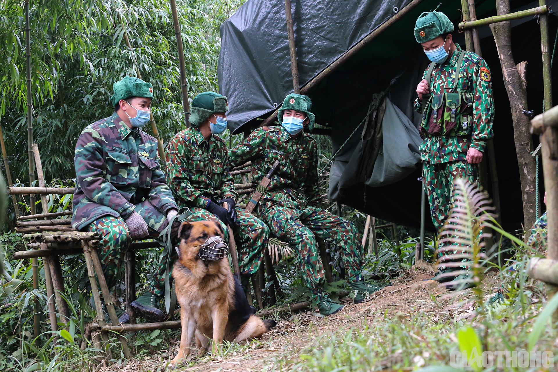 Sau hơn 30 ph&uacute;t leo dốc, ch&uacute;ng t&ocirc;i đến ch&ograve;i canh thứ 2. Tổ chia nhau ra nghỉ giải lao...