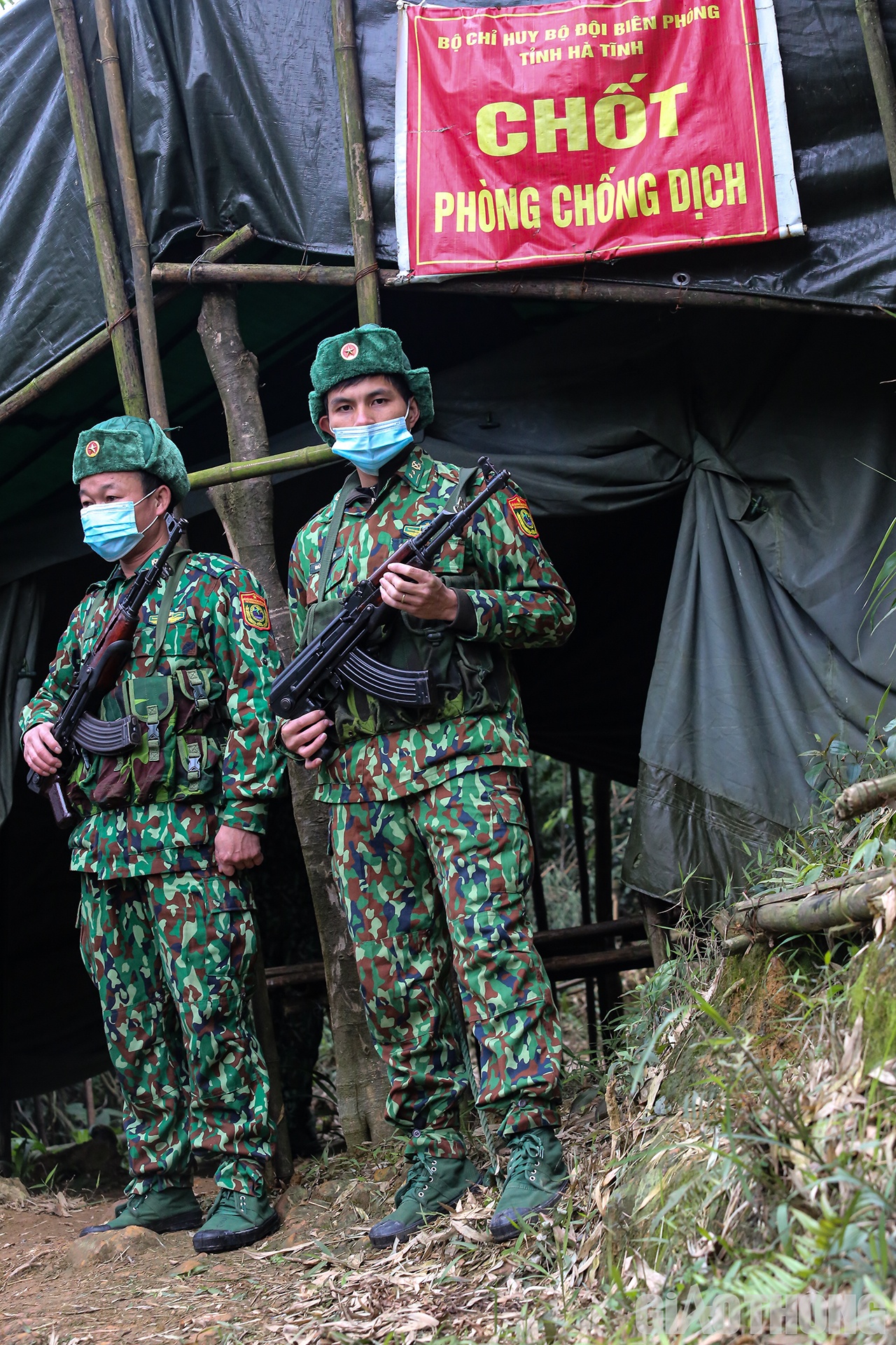 Trong khi mọi người đang nghỉ giải lao, hai chiến sĩ &ocirc;m s&uacute;ng đứng g&aacute;c