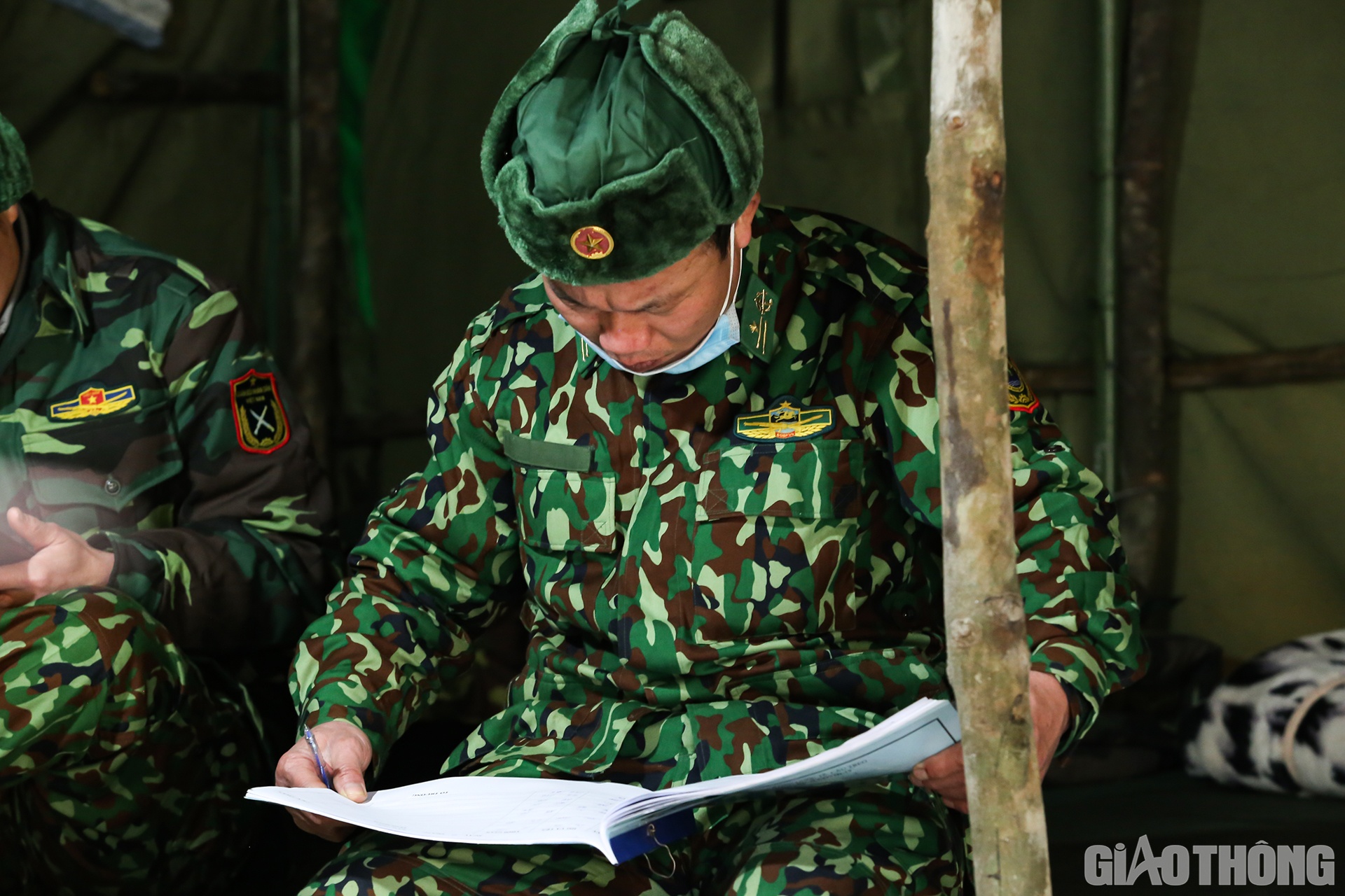 Ở nh&agrave;, những c&aacute;n bộ, chiến sĩ đi tuần ca sau, người th&igrave; tranh thủ xem sổ s&aacute;ch...