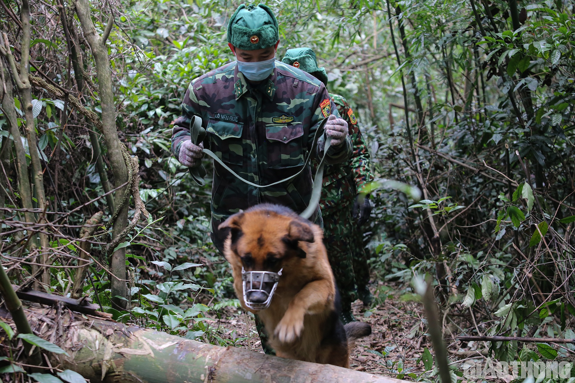 Lối m&ograve;n vừa hẹp, vừa c&oacute; nhiều vật cản...