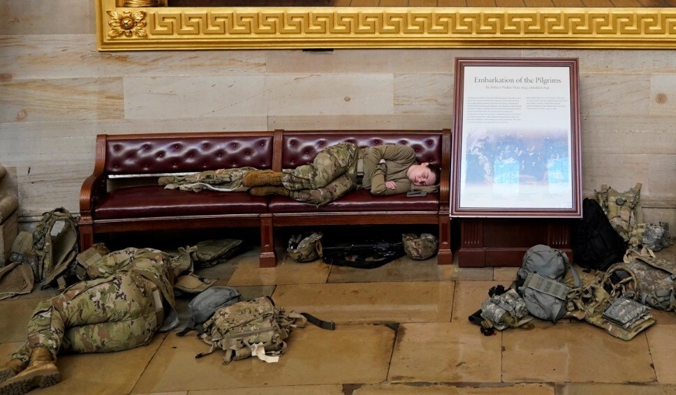 Cục trưởng Cục Vệ binh Quốc gia, Tướng Daniel Hokanson, nói với các phóng viên hôm thứ Hai rằng ông dự kiến sẽ có khoảng 10.000 quân ở Washington vào thứ Bảy để giúp cung cấp an ninh, hậu cần và thông tin liên lạc.