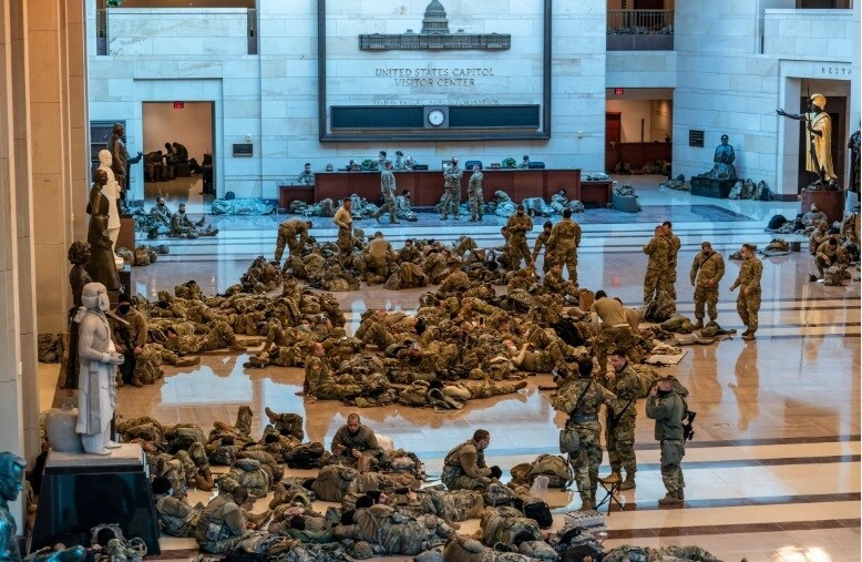 Vệ binh Quốc gia Mỹ tranh thủ các khu vực trống trải ngồi và nằm nghỉ chờ phân công trực chiến.