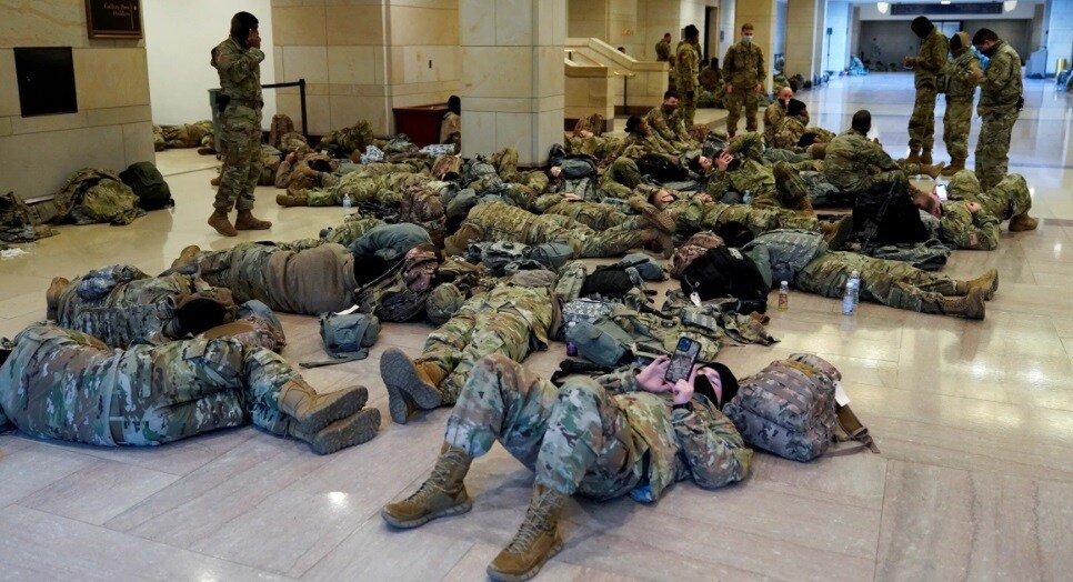 Các quan chức Mỹ giấu tên không cho biết bao nhiêu người sẽ được trang bị vũ khí nhưng lưu ý rằng lực lượng Cảnh vệ giúp bảo vệ tòa nhà Capitol sẽ có vũ khí.