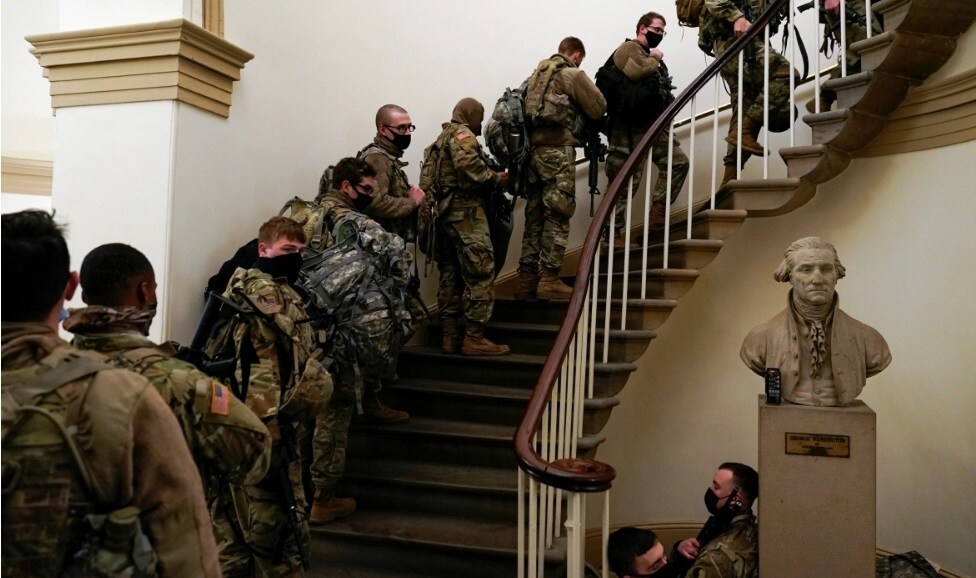 Một trong những quan chức Mỹ cho biết quân đội sẽ không phải là tuyến phòng thủ đầu tiên và sẽ chỉ hỗ trợ các cơ quan thực thi pháp luật, nhưng với mối đe dọa xung quanh Điện Capitol, quân đội cần được trang bị vũ khí để tự vệ.