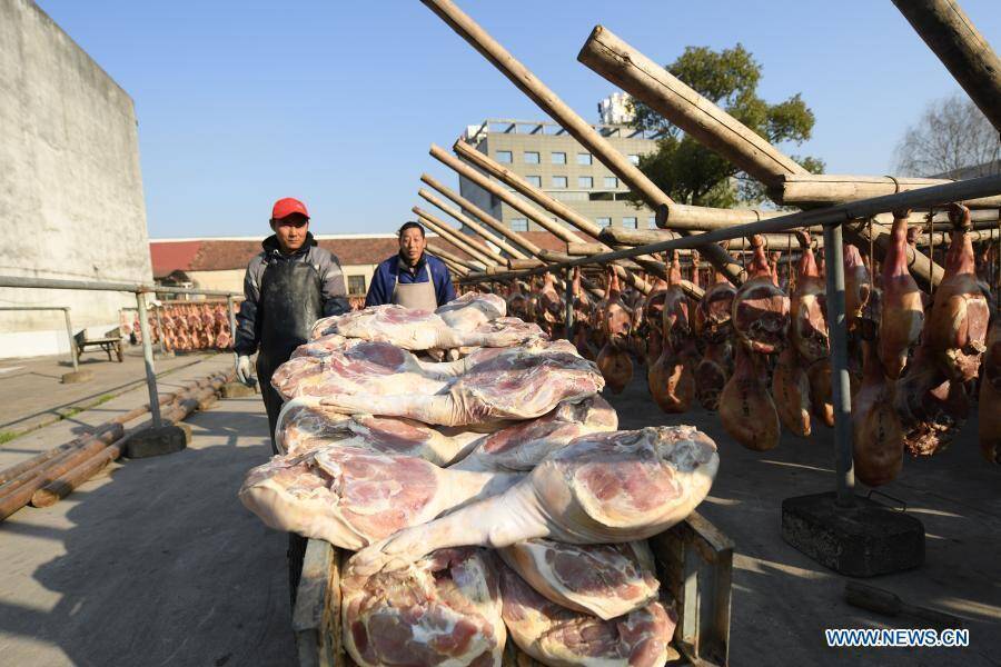 Sau khi ướp gia vị chúng sẽ được hong khô, hun khói