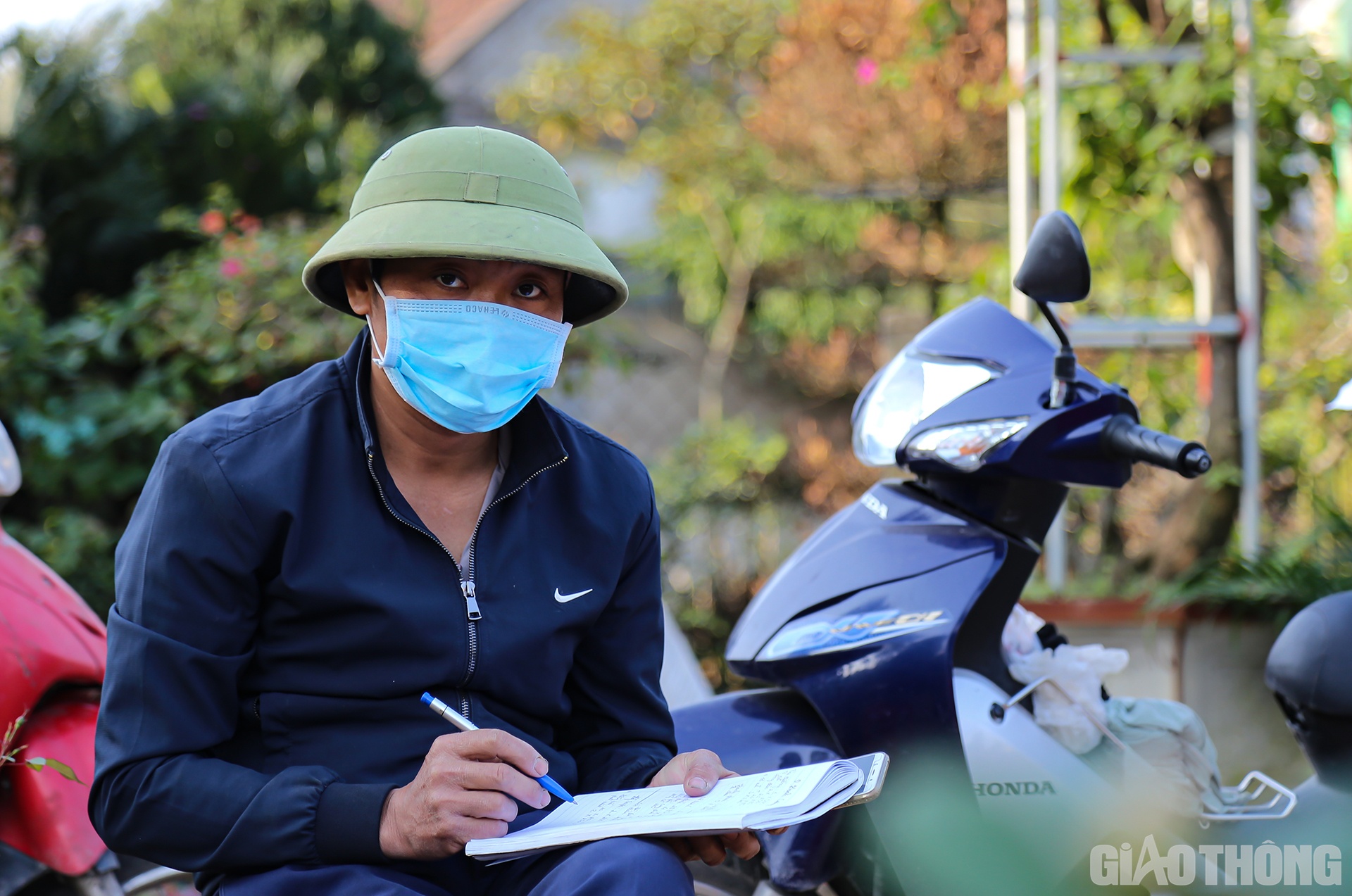 Trong khi c&aacute;c tiểu thương chọn hoa th&igrave; anh Tuấn, chủ vườn hoa Tuấn Hải đang tất bật với việc thống k&ecirc; số lượng hoa được b&aacute;n. Dự l&agrave; m&ugrave;a Tết năm nay, vườn hoa nh&agrave; anh sẽ thắng lợi lớn.