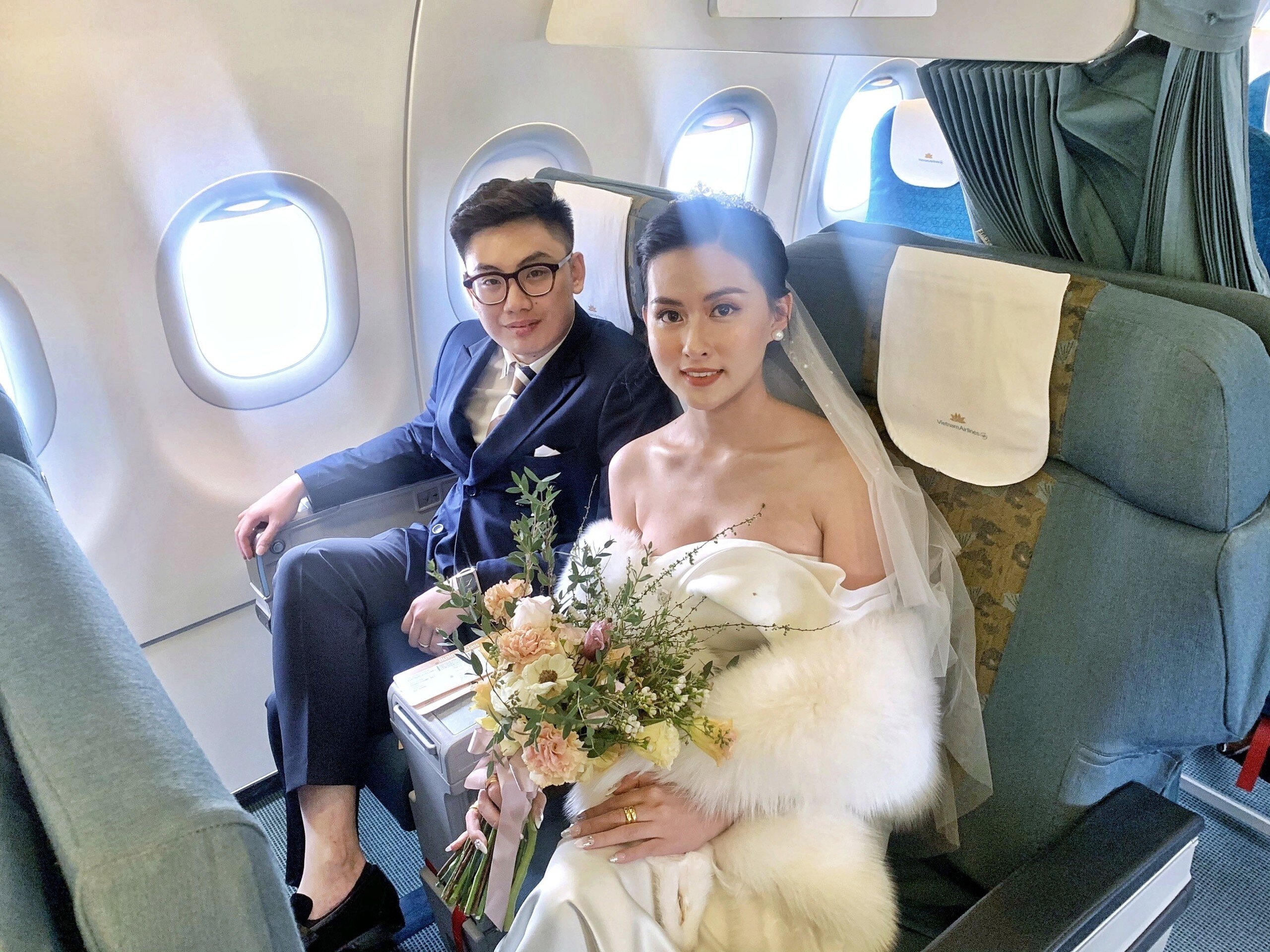 Ch&uacute; rể P.T.Đạt chia sẻ: &ldquo;Mọi người bảo lấy vợ, lấy chồng xa l&agrave; vất vả. Trước ng&agrave;y tổ chức lễ cưới, ch&uacute;ng m&igrave;nh cũng rất băn khoăn v&agrave; lo lắng về h&agrave;nh tr&igrave;nh rước d&acirc;u để l&agrave;m sao tạo n&ecirc;n một đ&aacute;m cưới c&oacute; dấu ấn &ldquo;thế kỷ&rdquo;. V&agrave; c&aacute;i duy&ecirc;n đ&oacute; đ&atilde; đến, vợ chồng m&igrave;nh v&ocirc; c&ugrave;ng hạnh ph&uacute;c v&agrave; tr&acirc;n qu&yacute; khi được H&atilde;ng h&agrave;ng kh&ocirc;ng Quốc gia Vietnam Airlines tổ chức cho một lễ cưới tr&ecirc;n độ cao 10.000m. Ch&uacute;ng m&igrave;nh cũng muốn gửi lời cảm ơn đặc biệt đến phi h&agrave;nh đo&agrave;n đ&atilde; hỗ trợ vợ chồng m&igrave;nh rất nhiệt t&igrave;nh tr&ecirc;n chuyến bay.&rdquo;