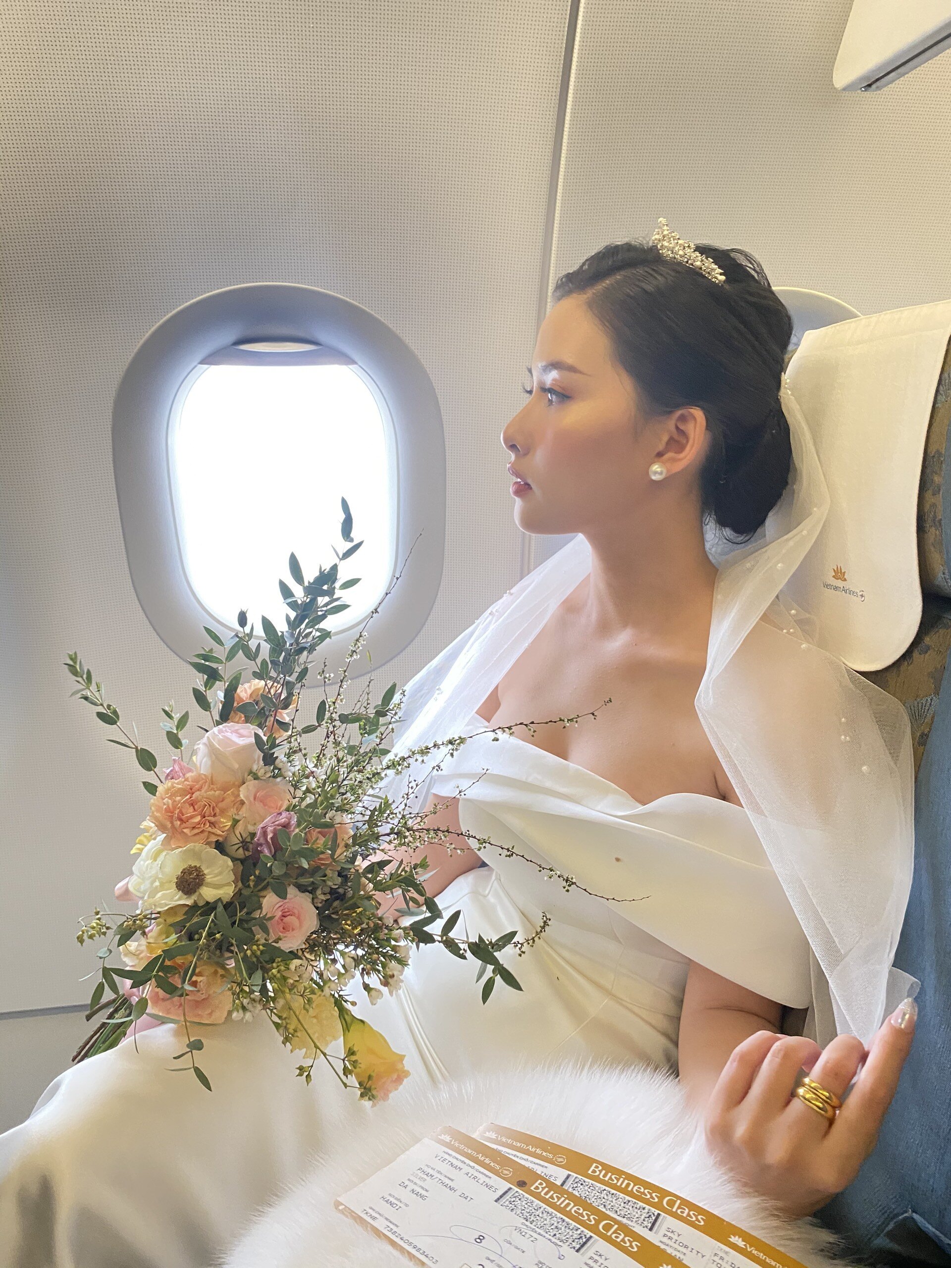 Với mong muốn c&ocirc; d&acirc;u v&agrave; ch&uacute; rể c&oacute; dấu ấn kh&oacute; qu&ecirc;n trong ng&agrave;y trọng đại của cuộc đời, ngay khi tiếp nhận th&ocirc;ng tin từ người th&acirc;n của cặp đ&ocirc;i, Vietnam Airlines đ&atilde; nỗ lực hỗ trợ gia đ&igrave;nh để c&oacute; h&agrave;nh tr&igrave;nh đ&oacute;n d&acirc;u su&ocirc;n sẻ v&agrave; đ&aacute;ng nhớ.