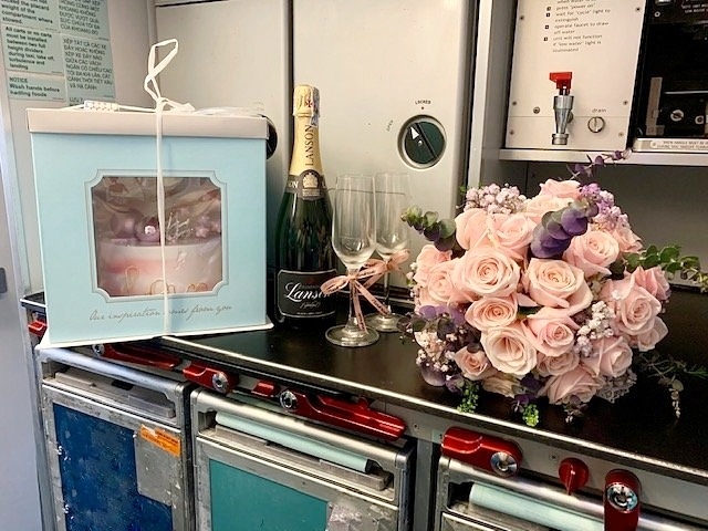 Để &ldquo;đ&aacute;m cưới tr&ecirc;n m&acirc;y&rdquo; n&agrave;y diễn ra, Vietnam Airlines đ&atilde; huy động sự phối hợp chặt chẽ giữa c&aacute;c đơn vị từ mặt đất đến tr&ecirc;n kh&ocirc;ng nhằm đảm bảo lịch bay theo đ&uacute;ng kế hoạch, chuẩn bị những m&oacute;n qu&agrave; kỷ niệm cho cặp đ&ocirc;i v&agrave; tiến h&agrave;nh tổ chức sự kiện trong điều kiện đảm bảo an to&agrave;n bay cũng như chất lượng phục vụ cho tất cả h&agrave;nh kh&aacute;ch tr&ecirc;n chuyến bay.