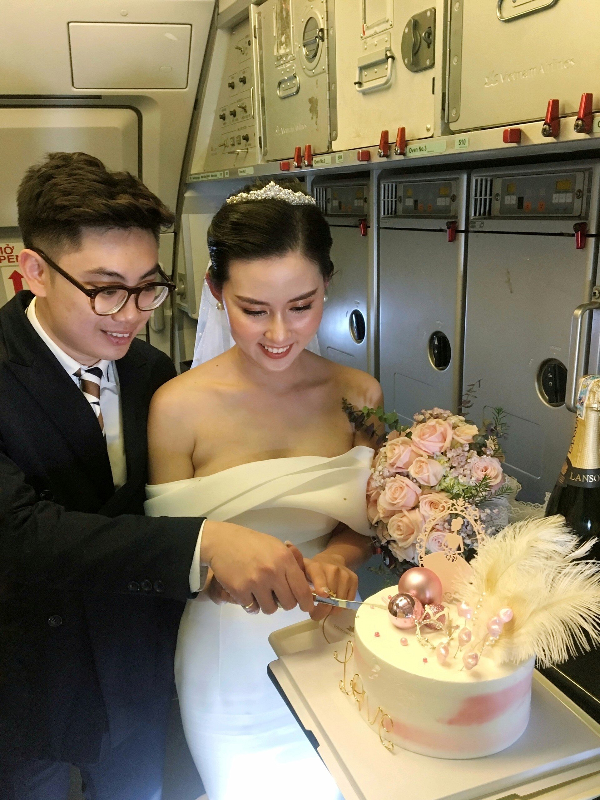 C&ocirc; d&acirc;u v&agrave; ch&uacute; rể cắt chiếc b&aacute;nh đặc biệt ở độ cao tr&ecirc;n 10.000m.