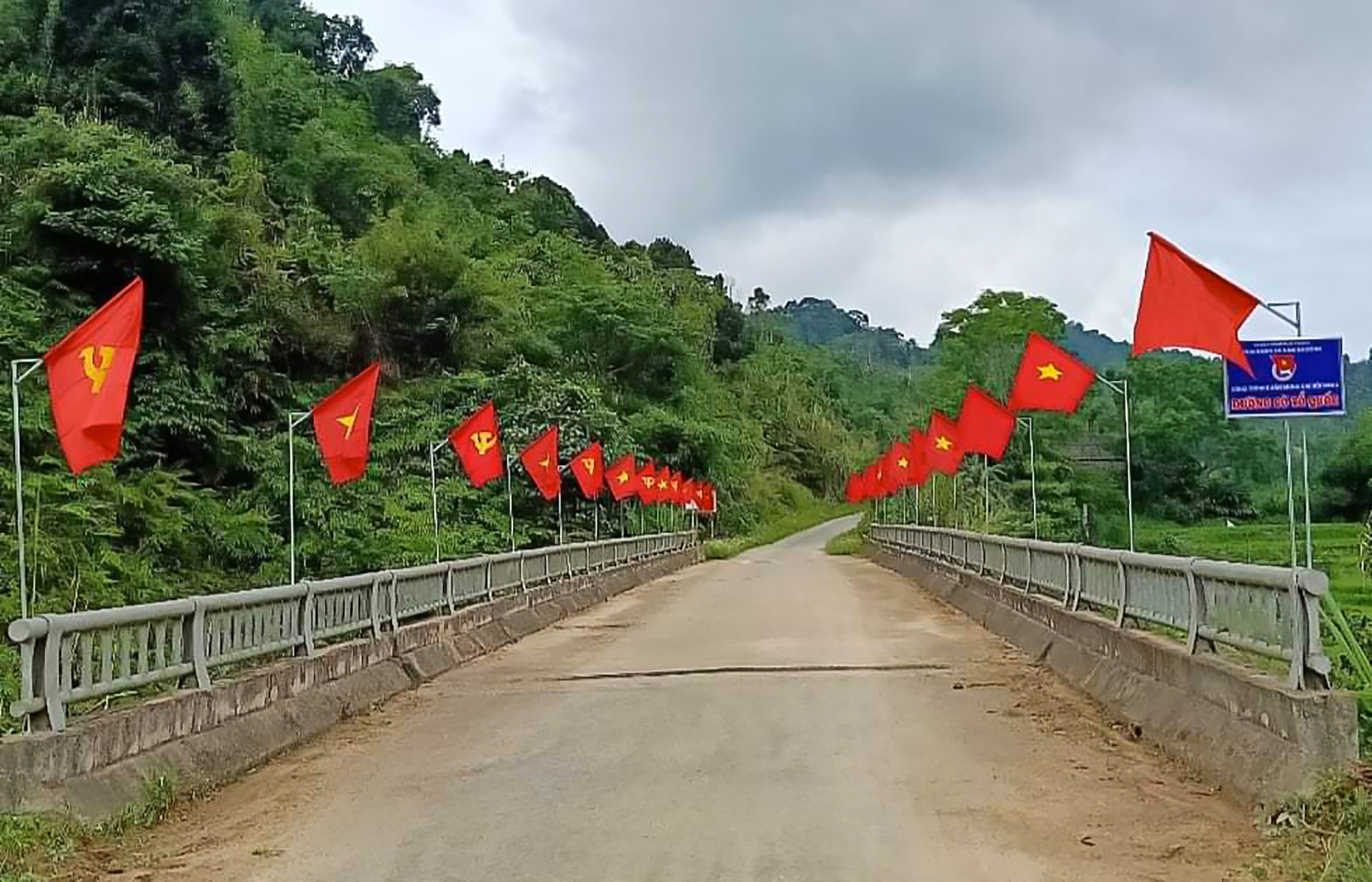 Tại huyện bi&ecirc;n giới Quế Phong kh&ocirc;ng kh&iacute; cũng tưng bừng kh&ocirc;ng k&eacute;m