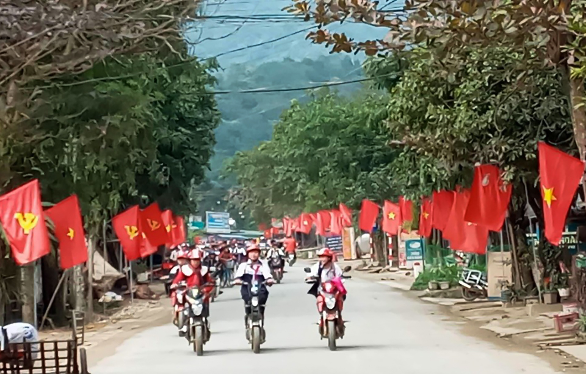 Học sinh ở Quế Phong đi giữa rừng cờ