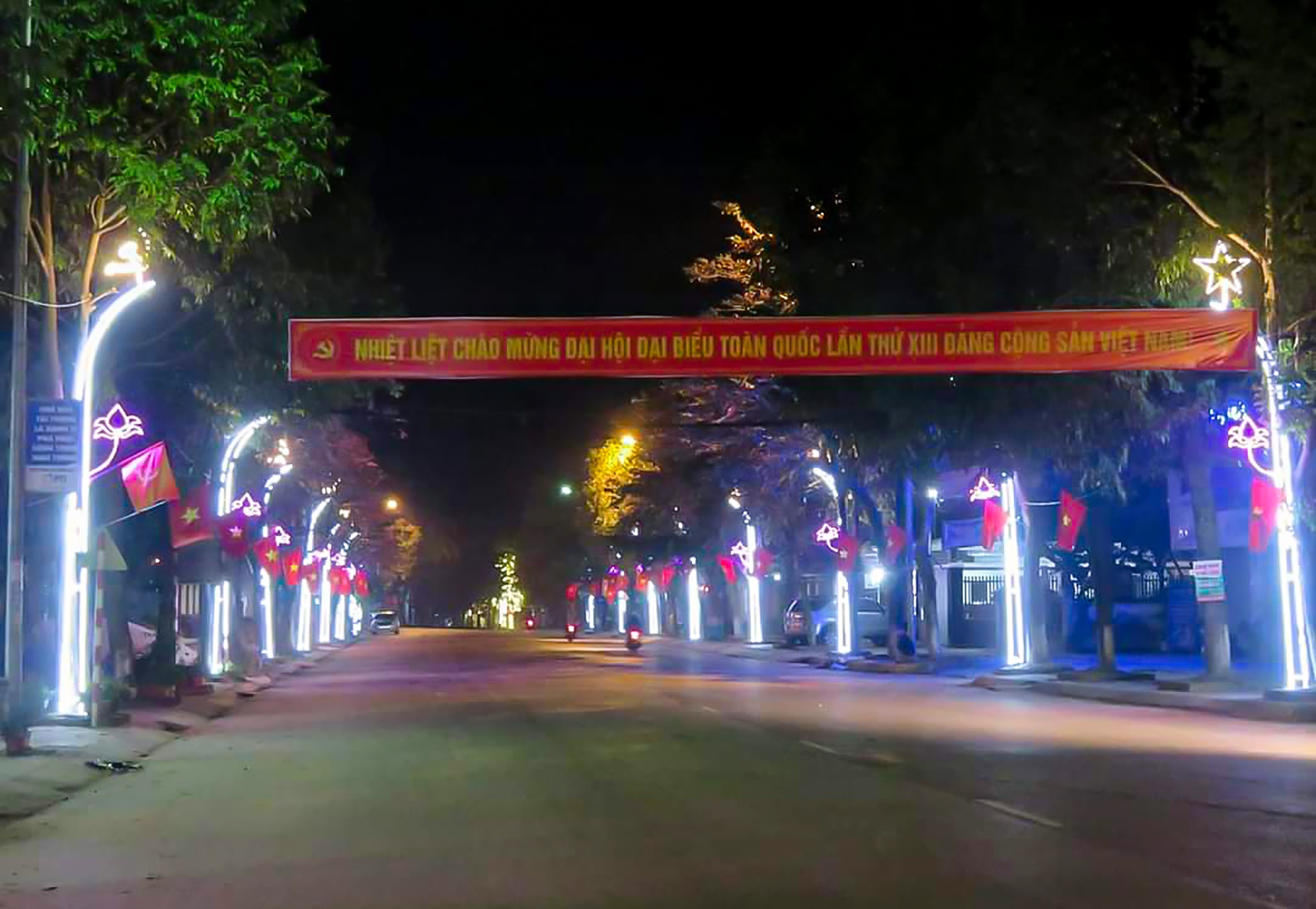 Kh&ocirc;ng kh&iacute; lung linh, tưng bừng ở huyện bi&ecirc;n giới Quế Phong về đ&ecirc;m