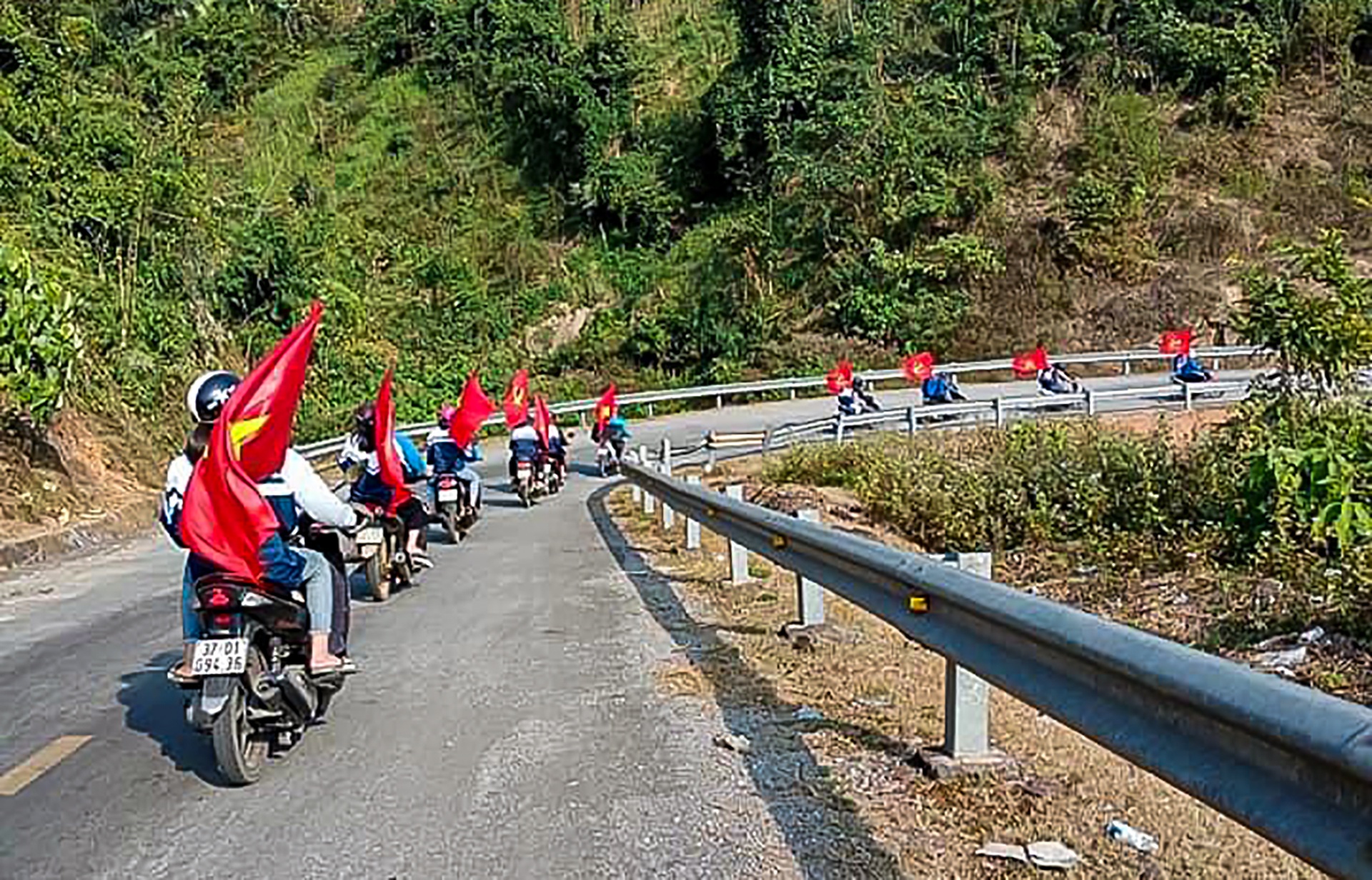 C&aacute;c bạn thanh ni&ecirc;n, học sinh ở huyện miền n&uacute;i Q&ugrave;y Ch&acirc;u mang theo cờ diễu h&agrave;nh tr&ecirc;n c&aacute;c cung đường miền T&acirc;y xứ Nghệ