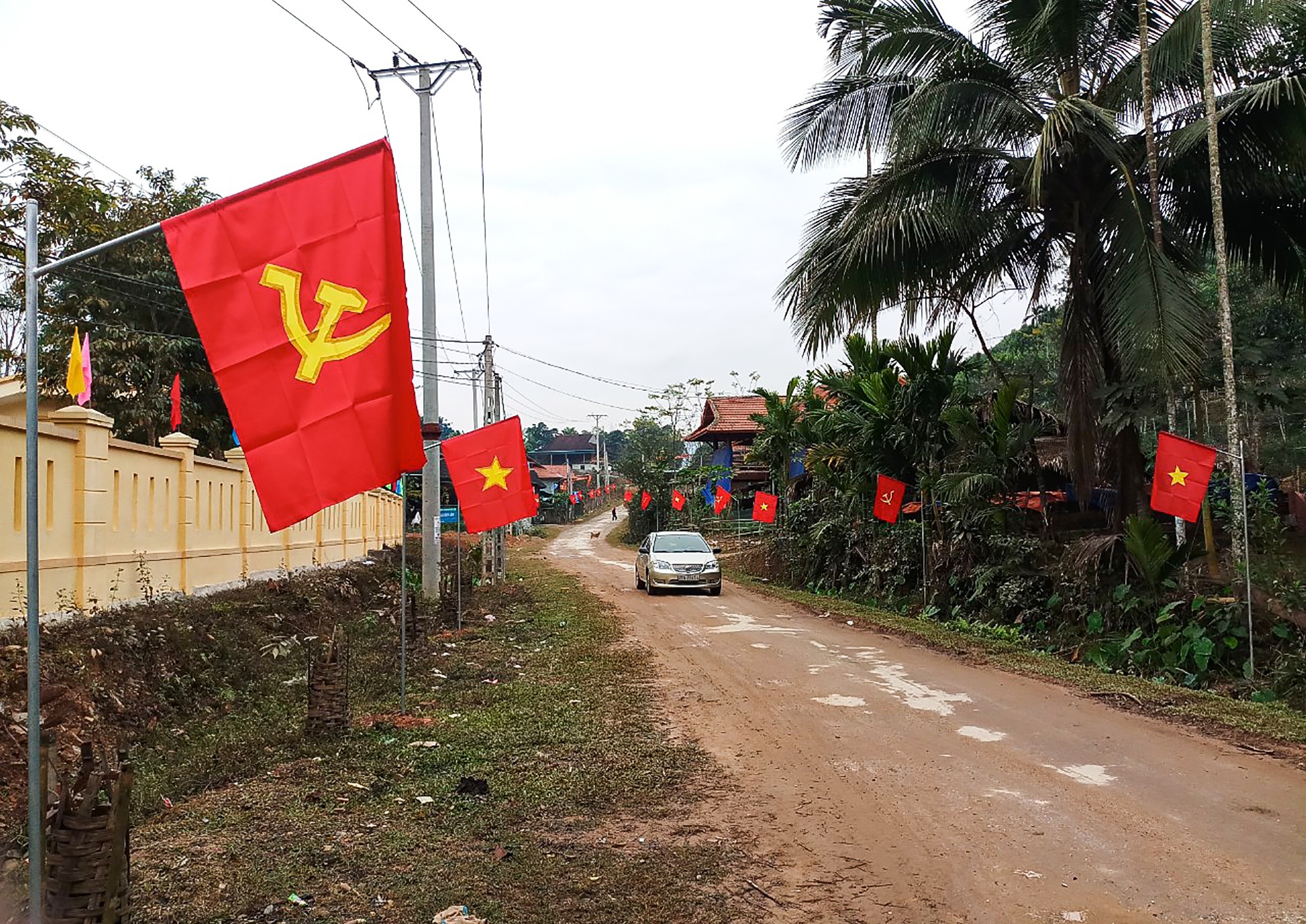 Tại x&atilde; Di&ecirc;n L&atilde;m của huyện Q&ugrave;y Ch&acirc;u, người d&acirc;n cũng đ&atilde; ho&agrave;n tất việc treo cờ. Kh&ocirc;ng kh&iacute; của một ng&agrave;y hội lớn của đất nước đang hiện hữu nơi đ&acirc;y