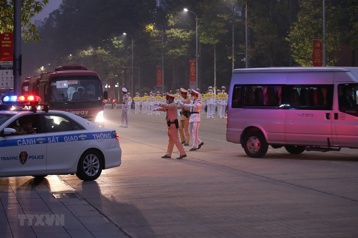 6h s&aacute;ng, h&agrave;ng chục phương tiện từ c&aacute;c hướng giả định như c&aacute;c kh&aacute;ch sạn, Trung t&acirc;m Hội nghị Quốc gia sau đ&oacute; l&ecirc;n phương &aacute;n hướng về khu vực Lăng Chủ tịch Hồ Ch&iacute; Minh