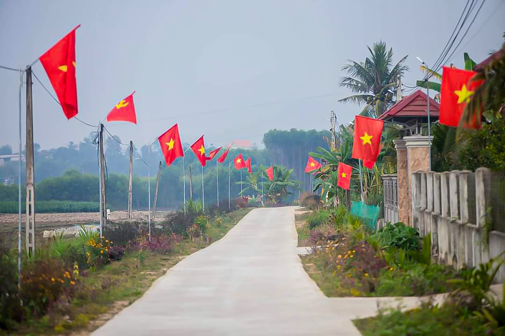 Kh&ocirc;ng chỉ thị trấn, mọi th&ocirc;n x&oacute;m ở Nghĩa Đ&agrave;n cũng tr&agrave;n ngập cờ Đảng v&agrave; cờ Tổ quốc