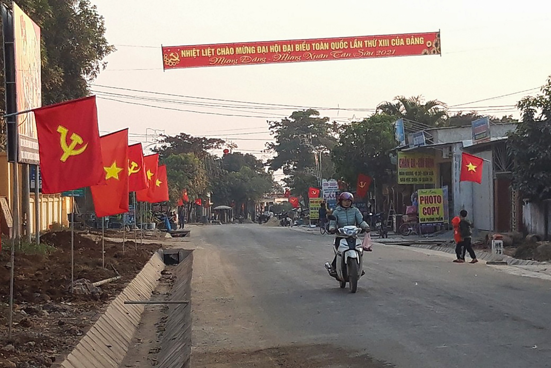 Trong khi đ&oacute;, tại huyện Nghĩa Đ&agrave;n, cấp ủy v&agrave; ch&iacute;nh quyền địa phương cũng đ&atilde; ho&agrave;n th&agrave;nh việc treo cờ v&agrave; băng r&ocirc;n ch&agrave;o mừng Đại hội Đảng to&agrave;n quốc lần thứ XIII