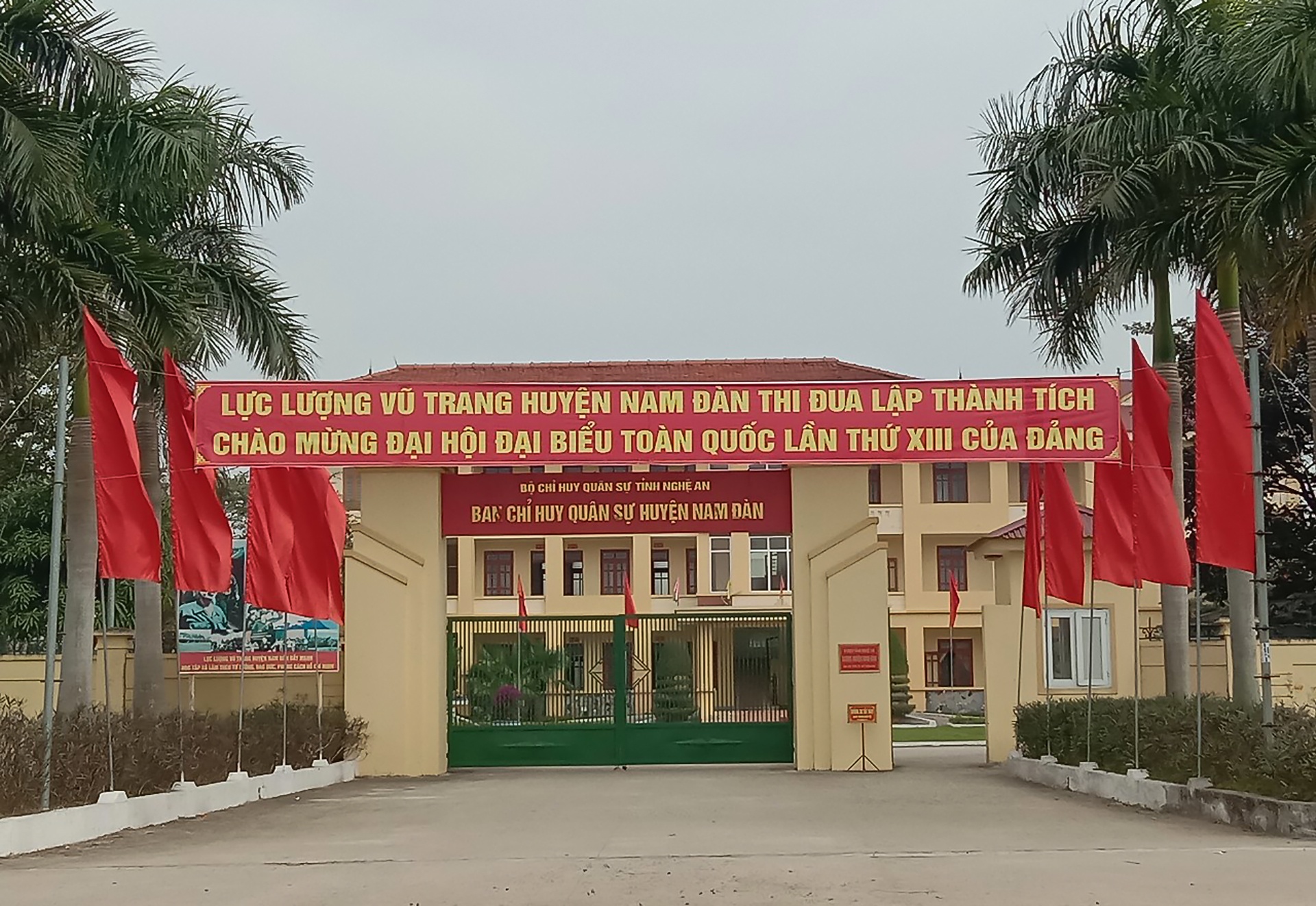 Cờ hoa trước cổng Ban Chỉ huy qu&acirc;n sự huyện Nam Đ&agrave;n