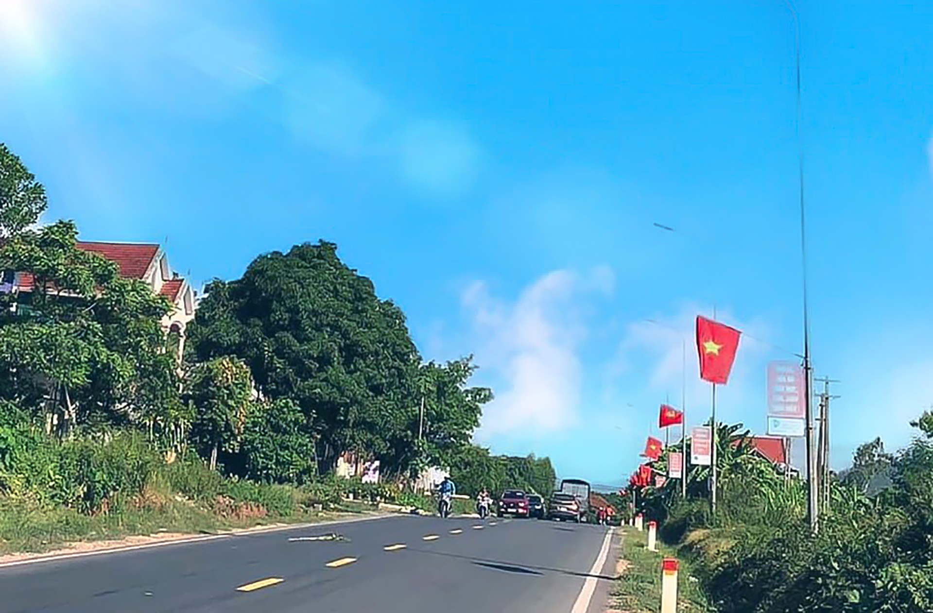 Tại thị x&atilde; Th&aacute;i H&ograve;a, cờ hoa cũng tung bay trong khắp mọi con đường
