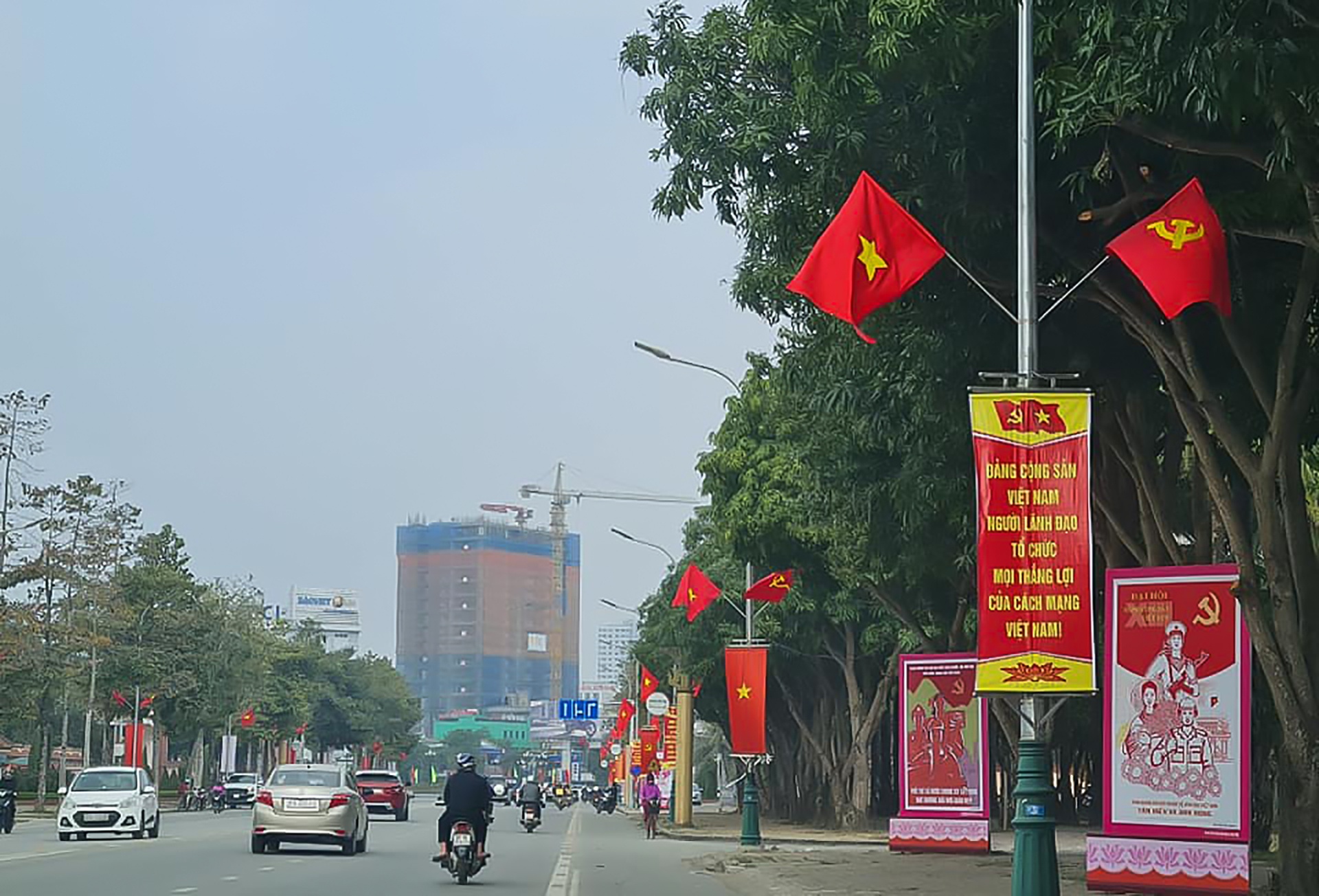 Trong kh&ocirc;ng kh&iacute; ch&agrave;o mừng Đại hội Đảng to&agrave;n quốc lần thứ XIII, ở tất cả c&aacute;c địa phương của tỉnh Nghệ An: từ th&agrave;nh thị đến n&ocirc;ng th&ocirc;n; từ đồng bằng cho đến đồng b&agrave;o miền n&uacute;i xa x&ocirc;i đều tr&agrave;n ngập cờ hoa.