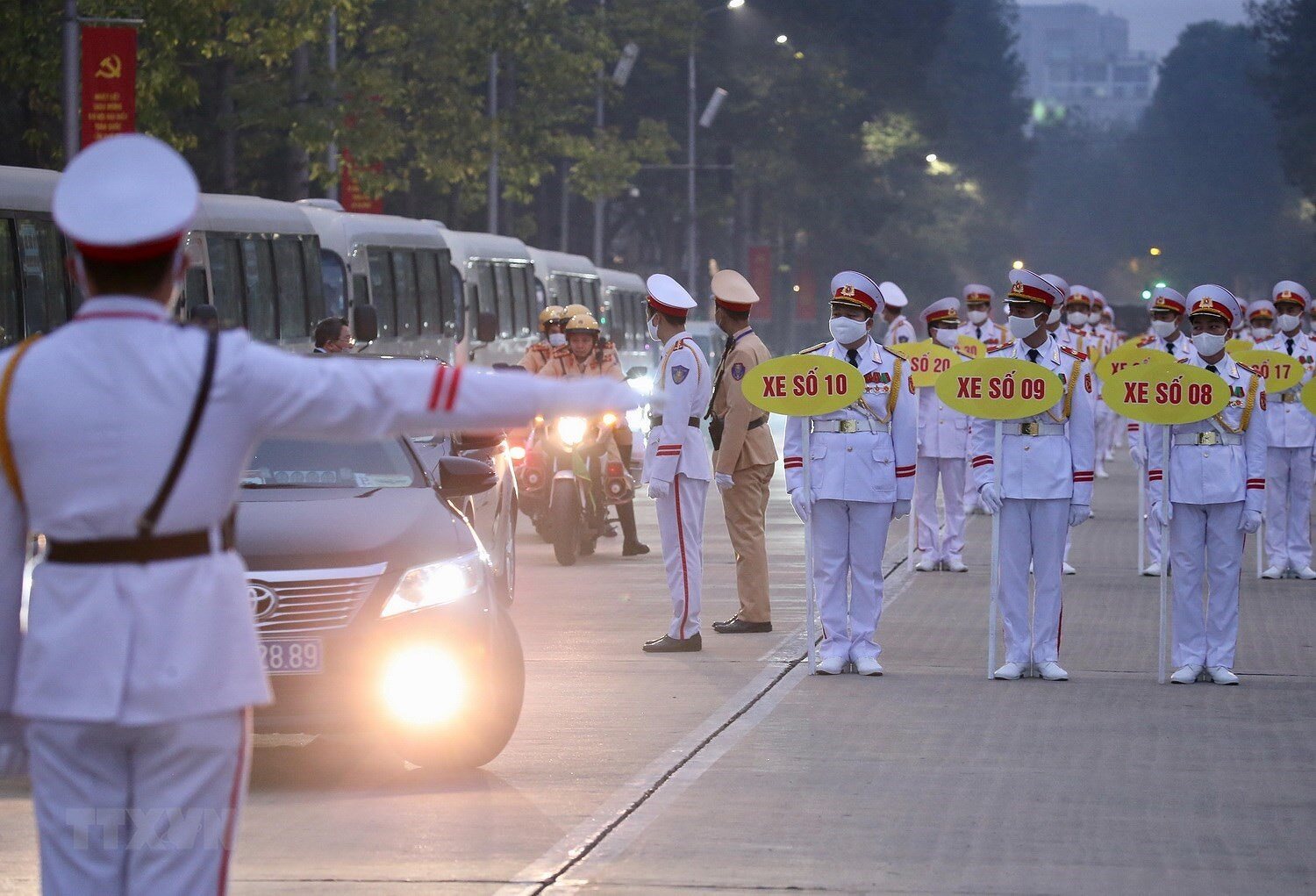 Buổi tổng duyệt sẽ l&ecirc;n c&aacute;c phương &aacute;n c&oacute; thể xảy ra, sẵn s&agrave;ng cho ng&agrave;y khai mạc đại hội. Sau khi v&agrave;o Lăng B&aacute;c, đo&agrave;n xe sẽ tiến về Trung t&acirc;m Hội nghị Quốc gia ở quận Nam Từ Li&ecirc;m, nơi diễn ra Đại hội Đảng to&agrave;n quốc lần thứ XIII.